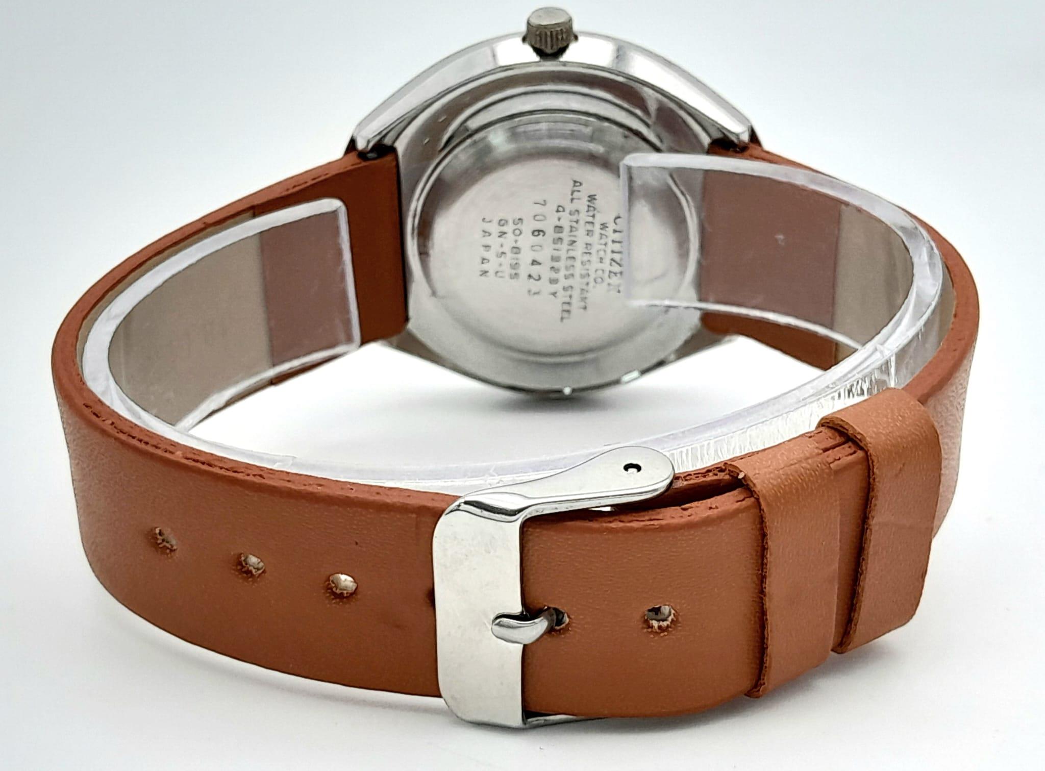 A Vintage Citizen Quartz Gents Watch. Brown leather strap. Stainless steel case - 36mm. Metallic - Image 5 of 7