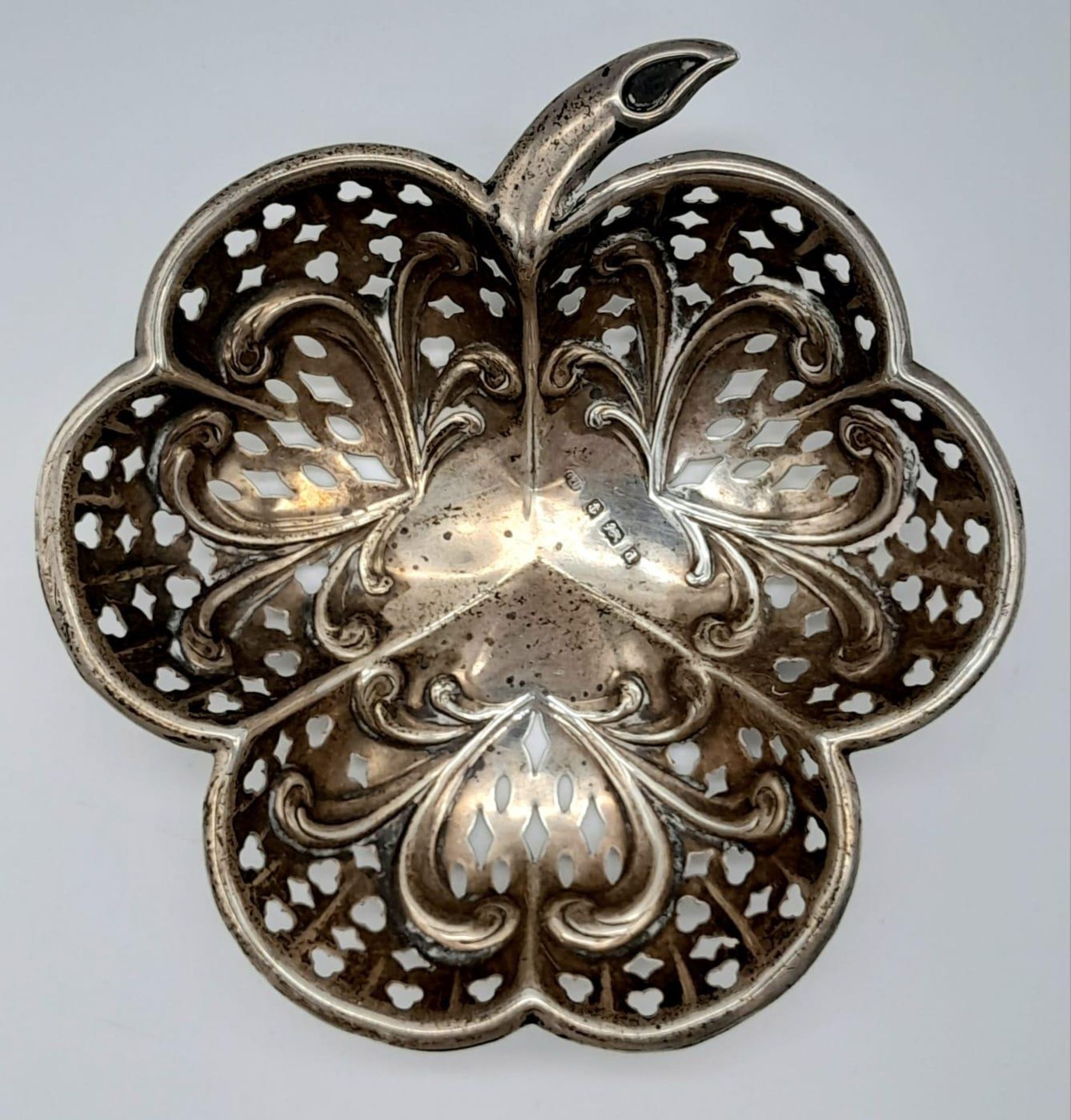 A VINTAGE SOLID SILVER SWEET DISH IN A PIERCED FRUIT DESIGN . 36.4gms 10cms TALL - Image 4 of 9