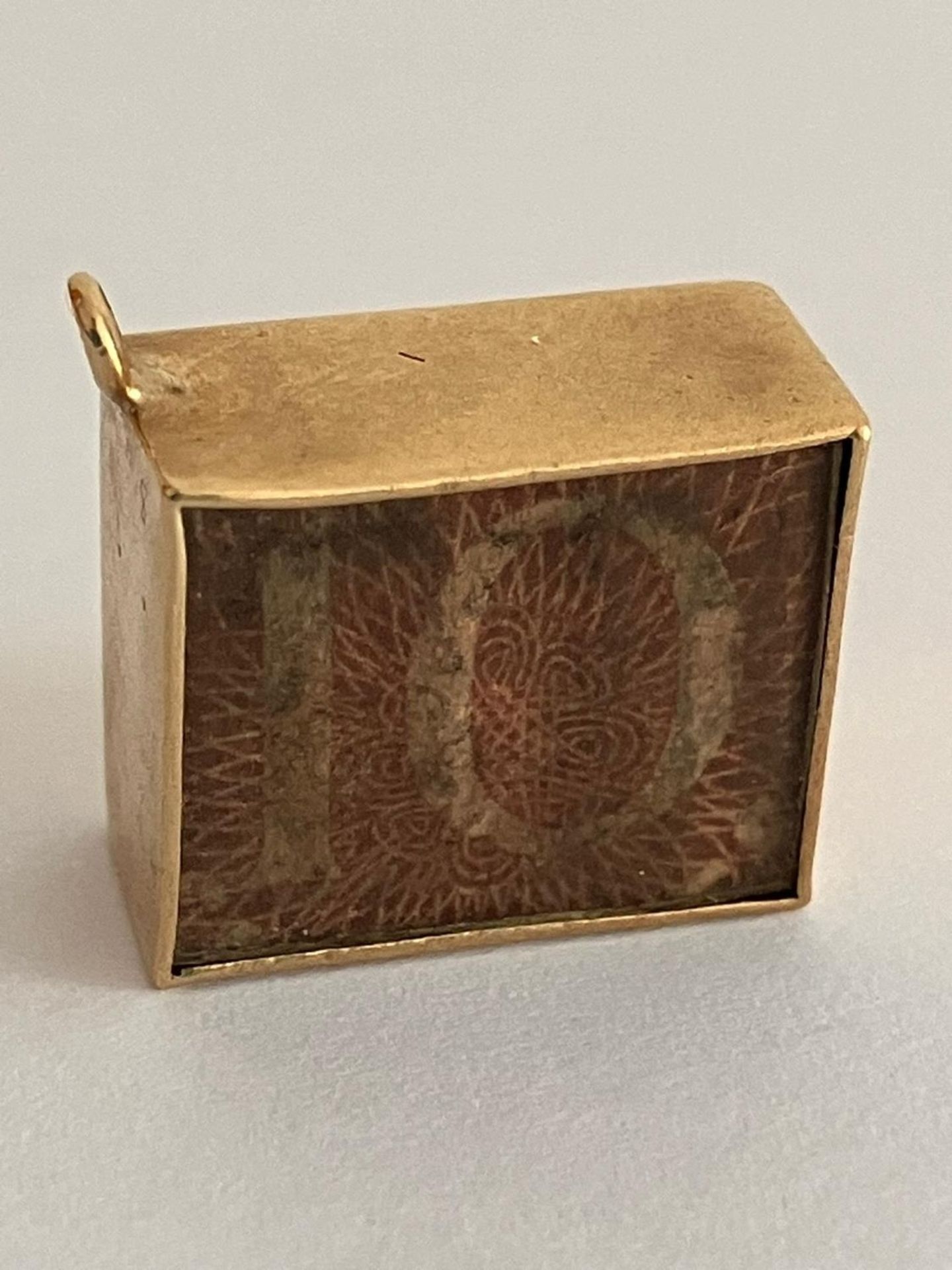 Vintage 9 carat GOLD CHARM, Consisting a 10 SHILLING NOTE folded inside a GOLD case. 2.3 Grams. - Image 3 of 4