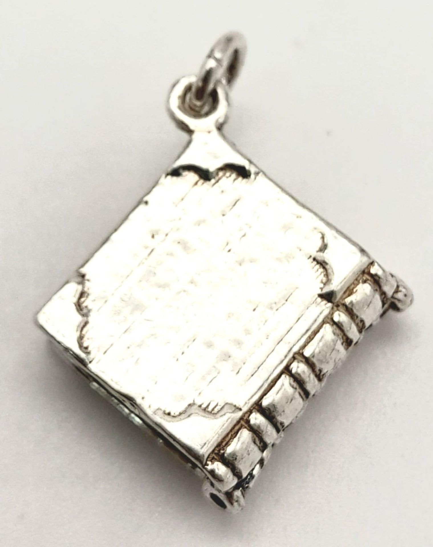 A STERLING SILVER DIARY CHARM/PENDANT, WHICH OPENS UP, WEIGHT 4.8G - Bild 5 aus 8