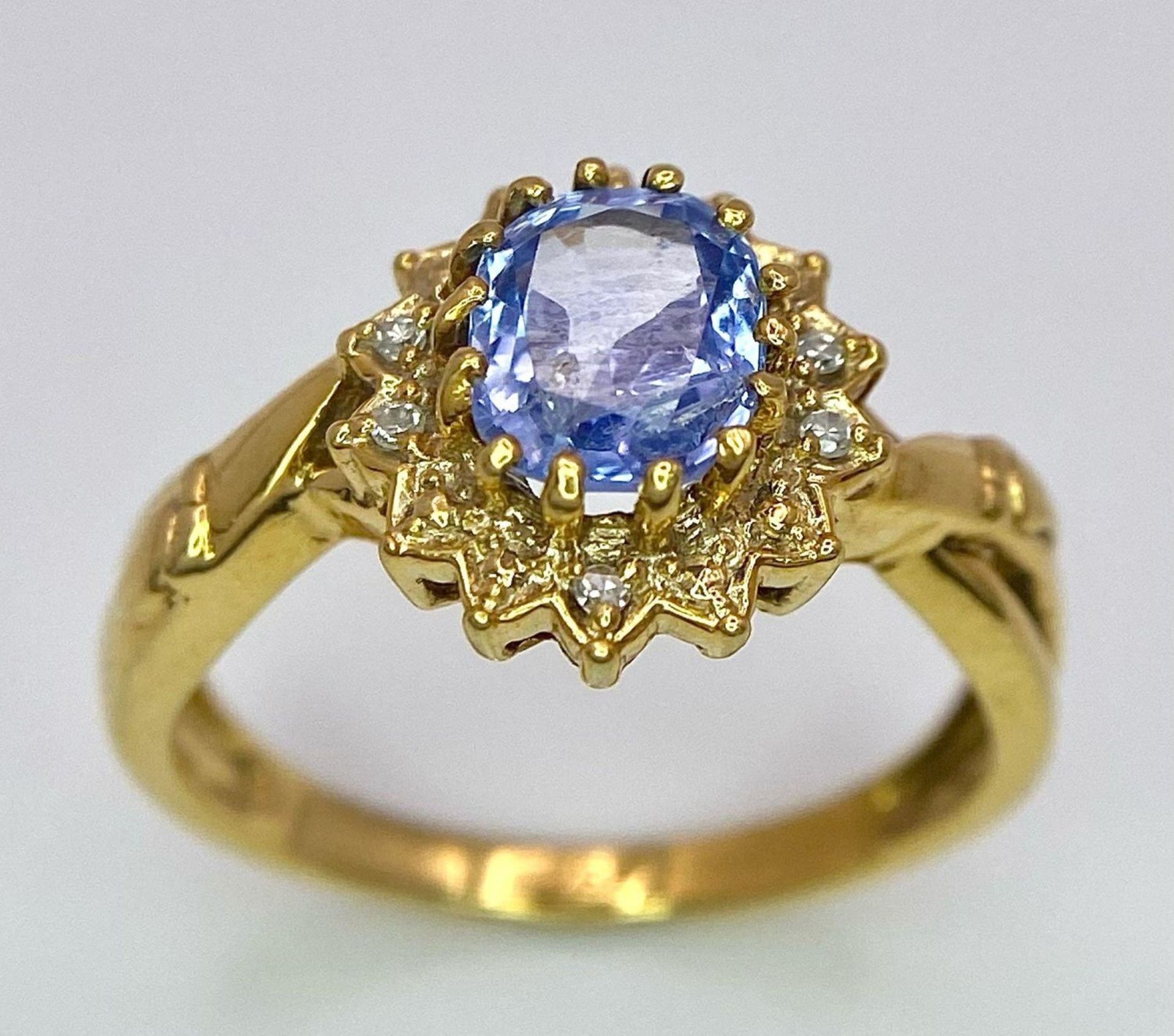 An 18K Yellow Gold Diamond and Sapphire Ring. Central oval sapphire with a diamond surround. Size O. - Bild 2 aus 7