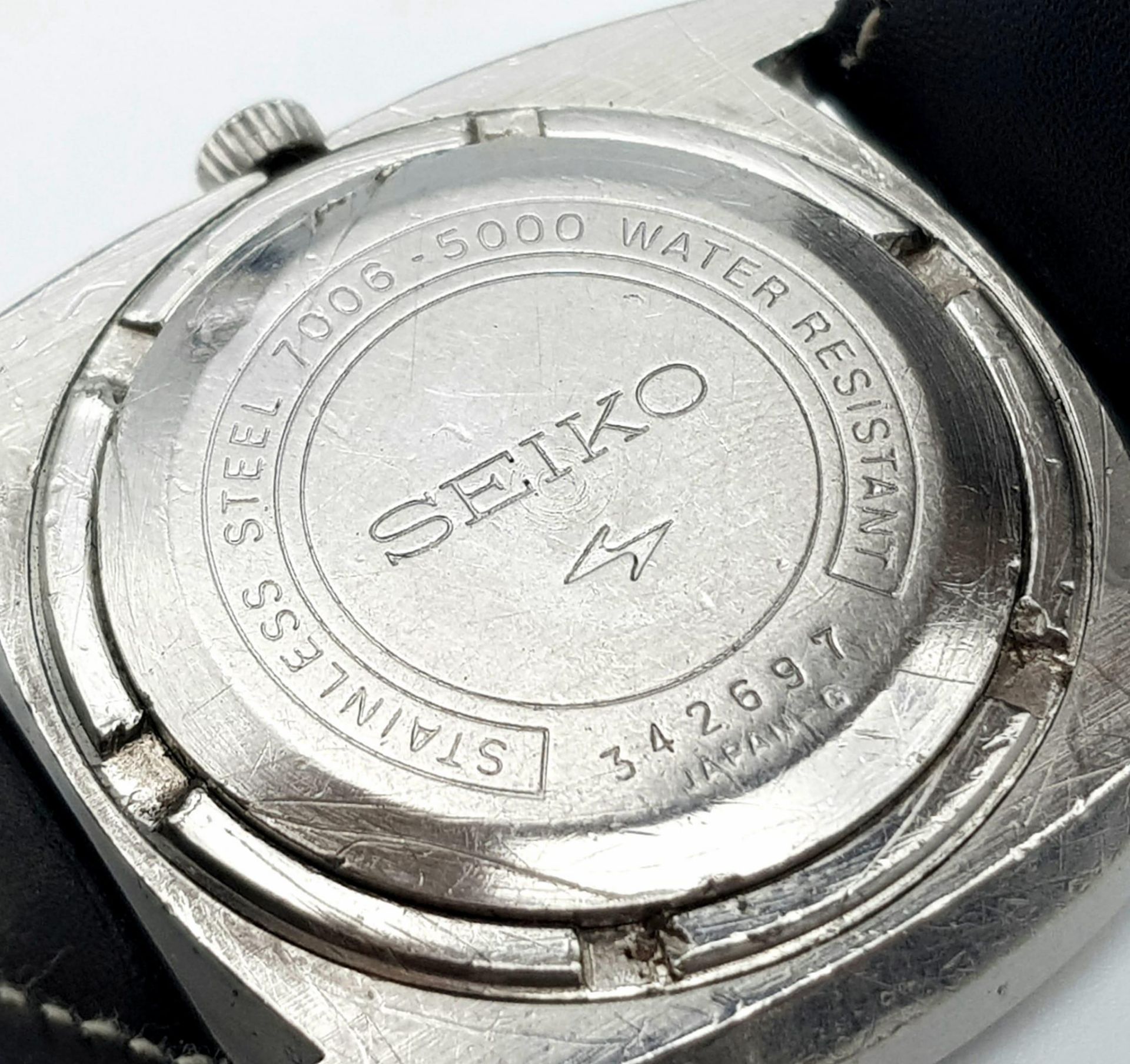 A Vintage Seiko (7006-5000) Automatic Gents Watch. Black leather strap. Stainless steel case - 39mm. - Image 5 of 5