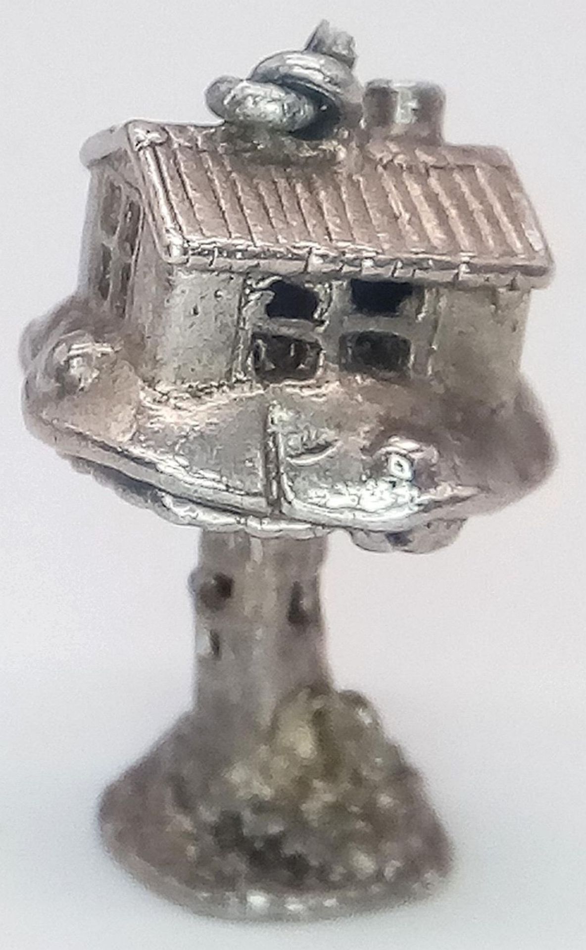 A VINTAGE STERLING SILVER TREE HOUSE CHARM, WHICH OPENS TO REVEAL A WIZARD INSIDE, WEIGHT 4G - Image 7 of 8