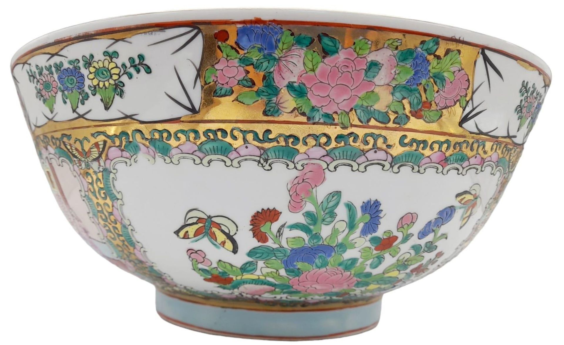 A Very Large Antique Chinese Famille Rose Bowl. Beautiful colours depicting court scenes amongst - Bild 4 aus 8