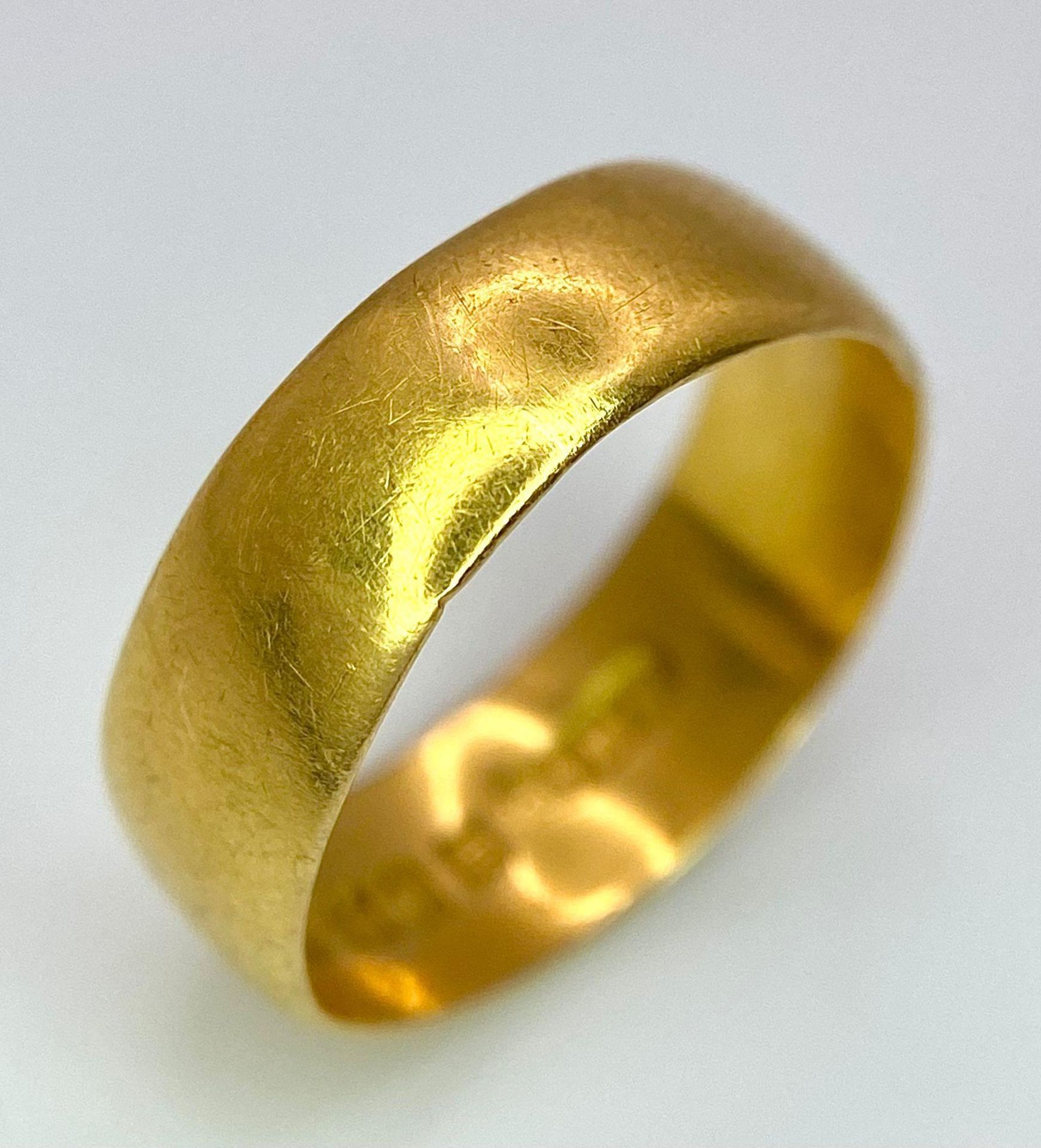A Vintage 22K Yellow Gold Band Ring. Size J. 2.88g. Full UK hallmarks. - Image 3 of 5