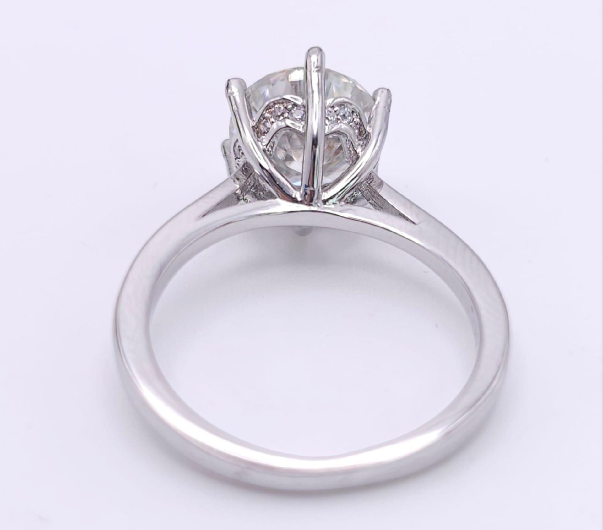 A sterling silver solitaire ring with a stunning round cut moissanite (3 carats), size: N, weight: - Bild 7 aus 13