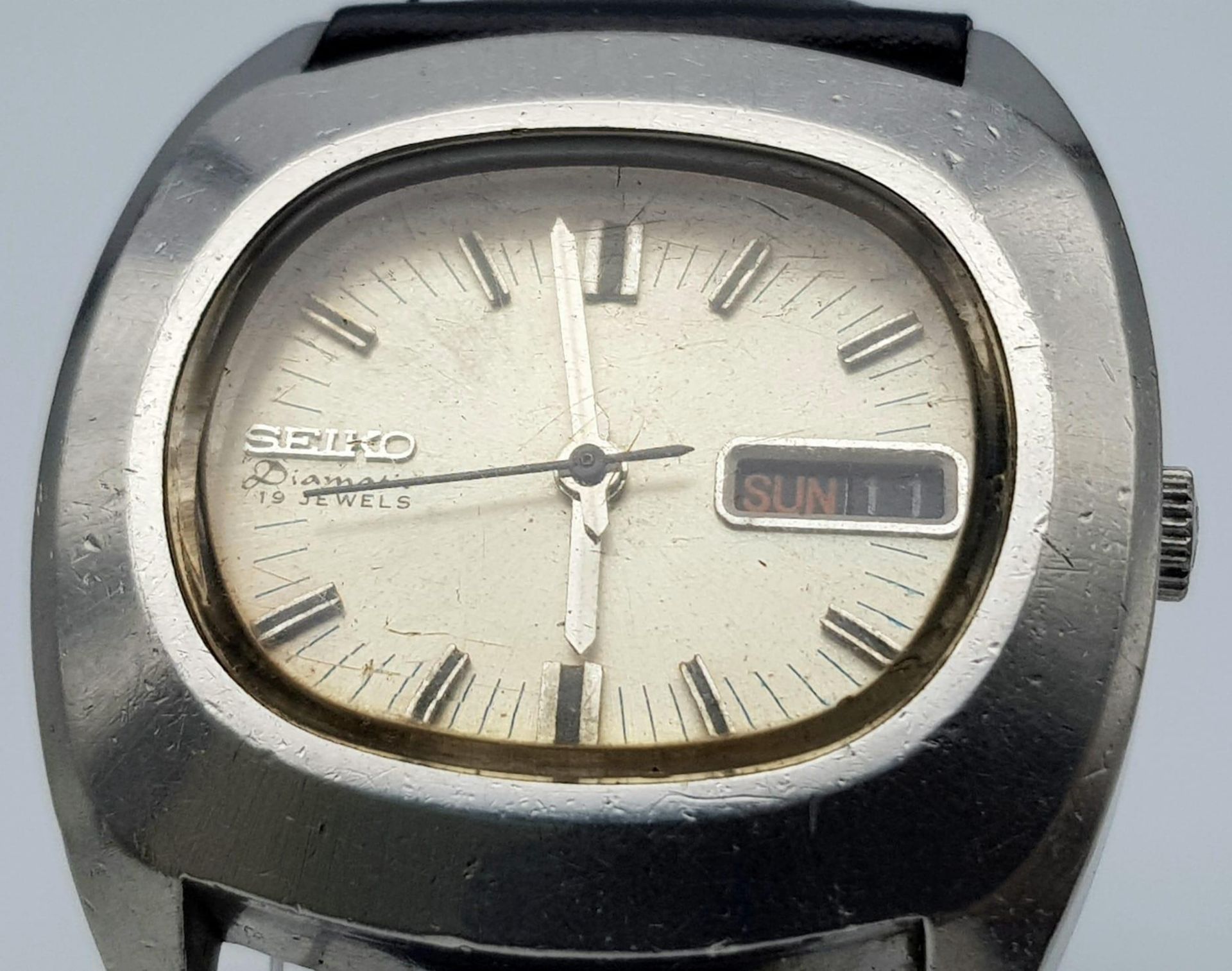 A Vintage Seiko (7006-5000) Automatic Gents Watch. Black leather strap. Stainless steel case - 39mm. - Image 3 of 5