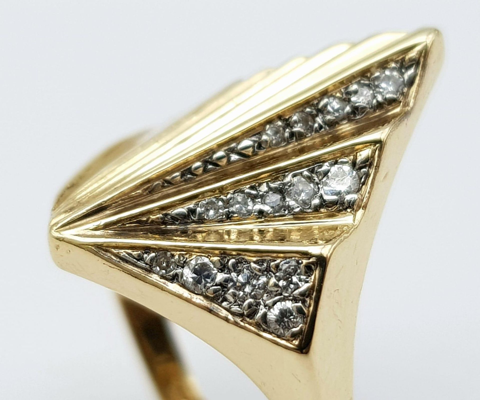 A 14K YELLOW GOLD ART DECO STYLE DIAMOND SET RING. 4.1G. SIZE M. - Bild 4 aus 6