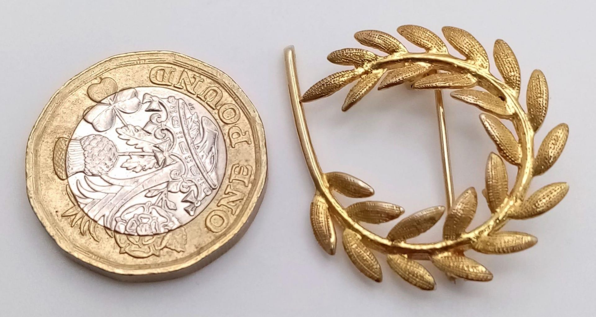 A 9K Yellow Gold Wreath Brooch. 2.5cm x 3cm. 3.46g weight. - Image 3 of 3