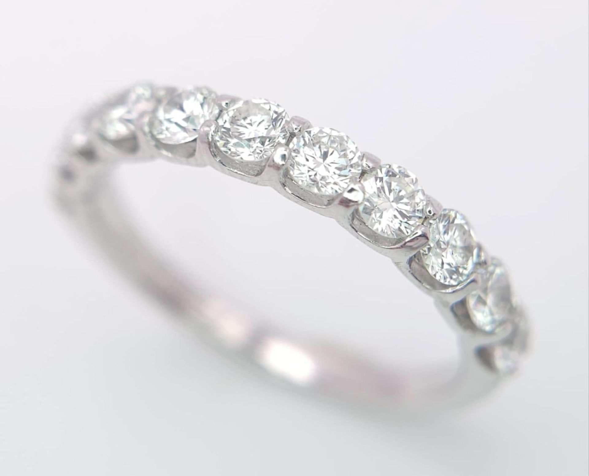 An 18 K white gold half eternity ring with good quality brilliant cut diamonds. Size: O, weight: 2.9 - Bild 3 aus 10