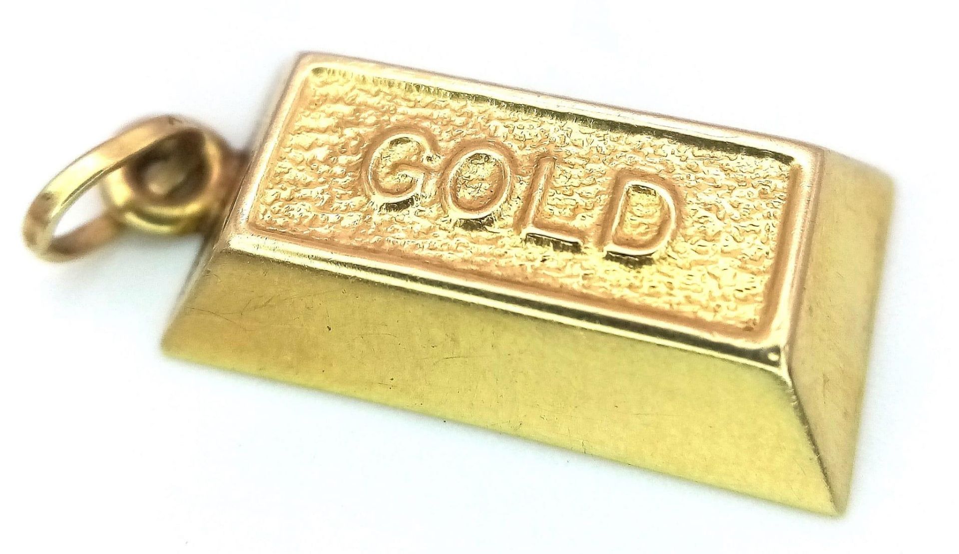 A 9K Yellow Gold Bar Charm. 2.4cm length, 0.8g weight. Ref: SC 7072