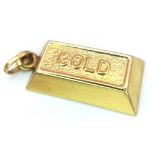 A 9K Yellow Gold Bar Charm. 2.4cm length, 0.8g weight. Ref: SC 7072