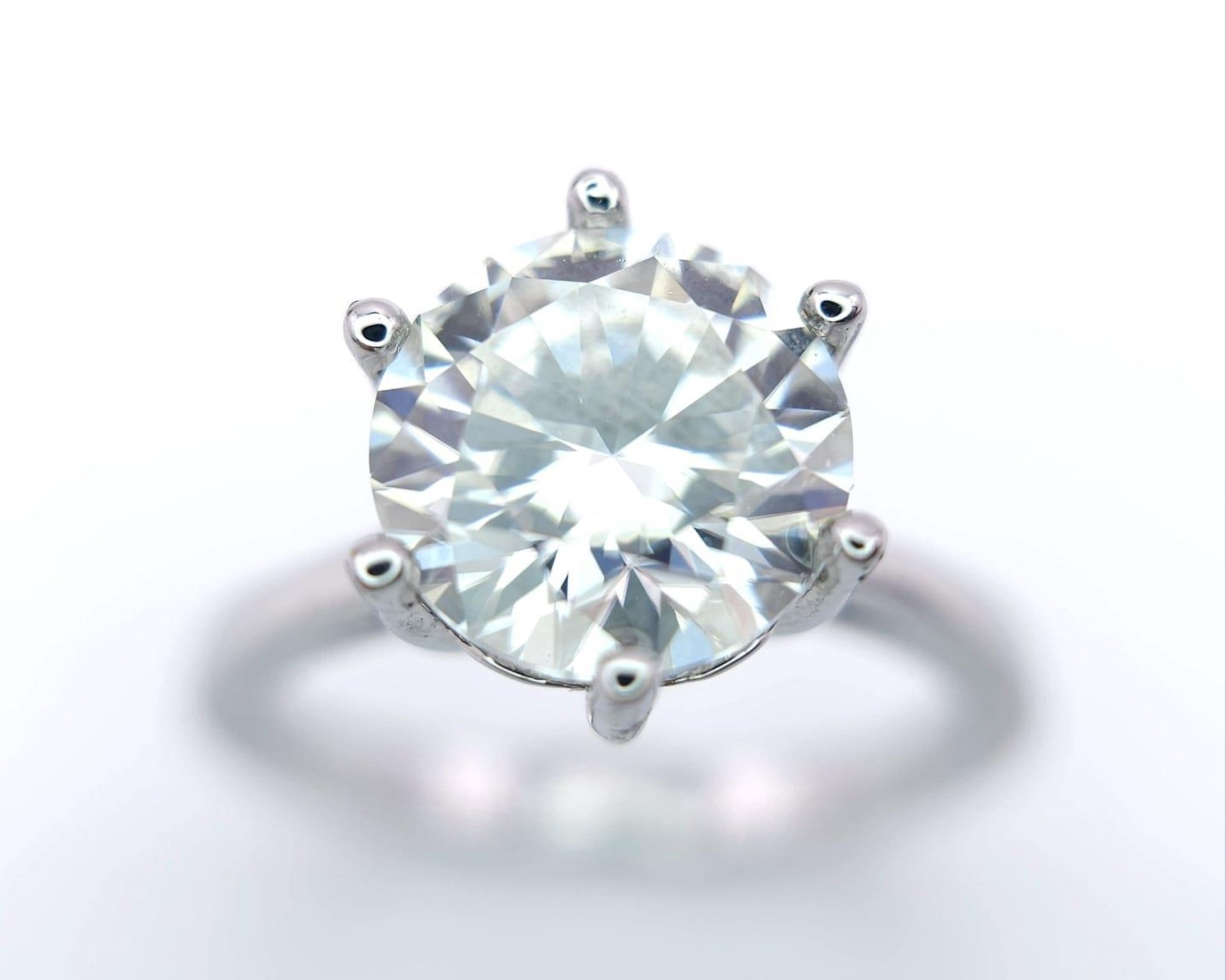 A sterling silver solitaire ring with a stunning round cut moissanite (3 carats), size: N, weight: - Bild 2 aus 13