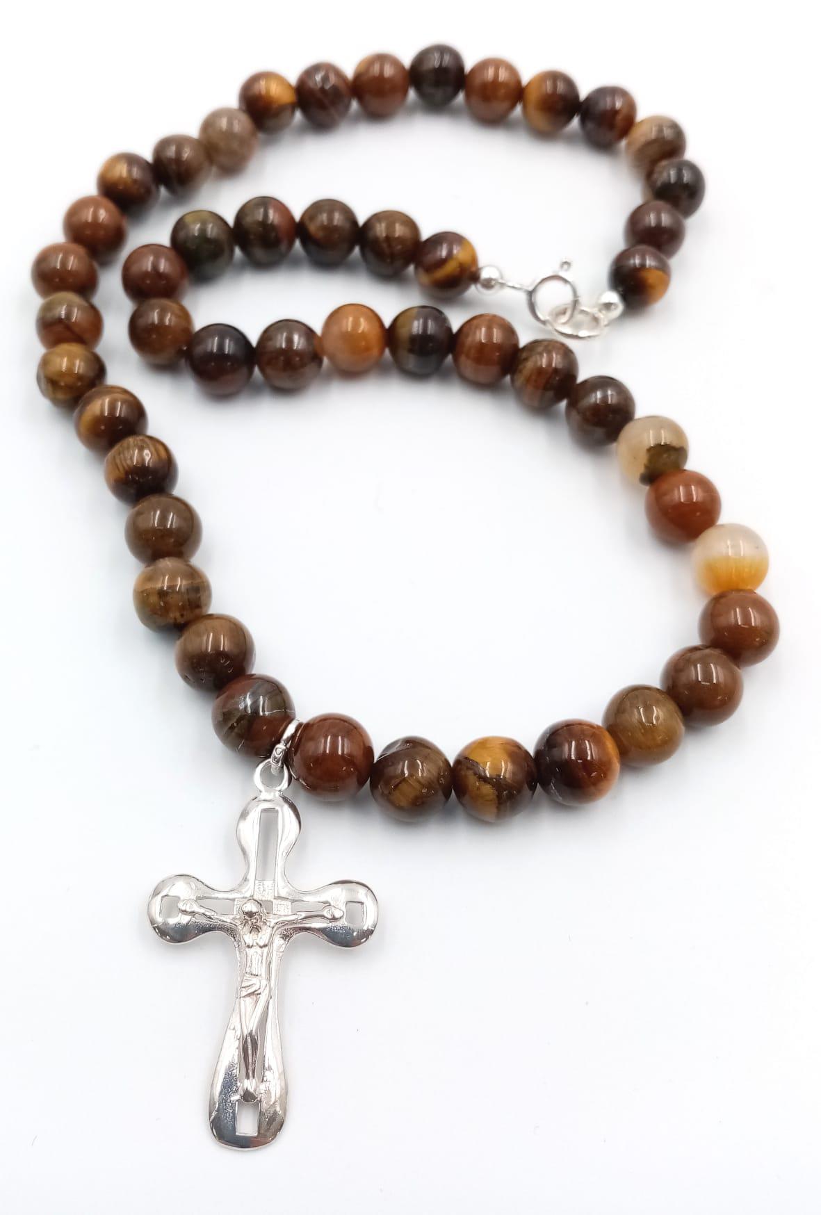 A tiger's eye necklace with a sterling silver cross and clasp. Necklace length: 41 cm, total weight: - Image 3 of 5