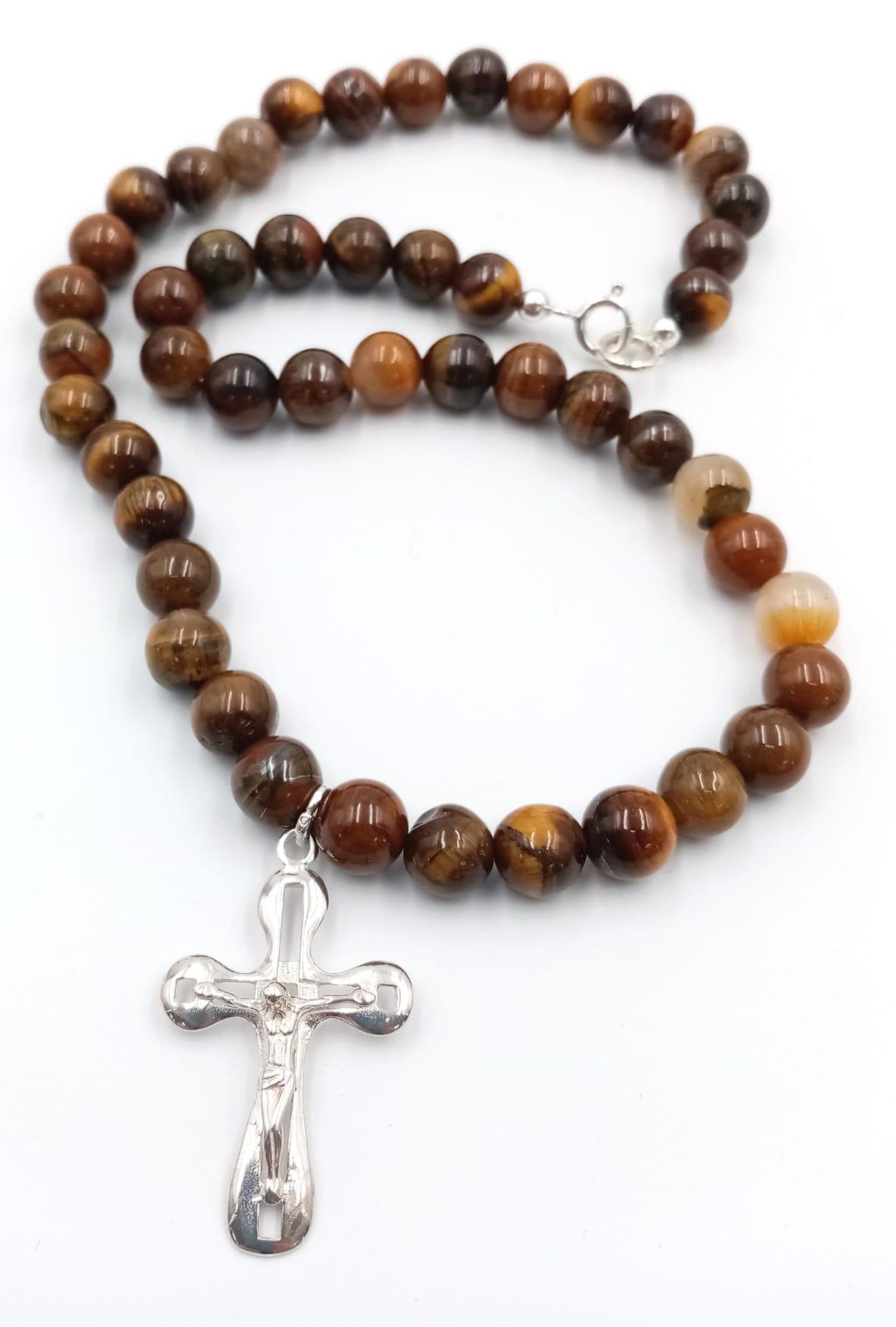 A tiger's eye necklace with a sterling silver cross and clasp. Necklace length: 41 cm, total weight: - Bild 3 aus 5