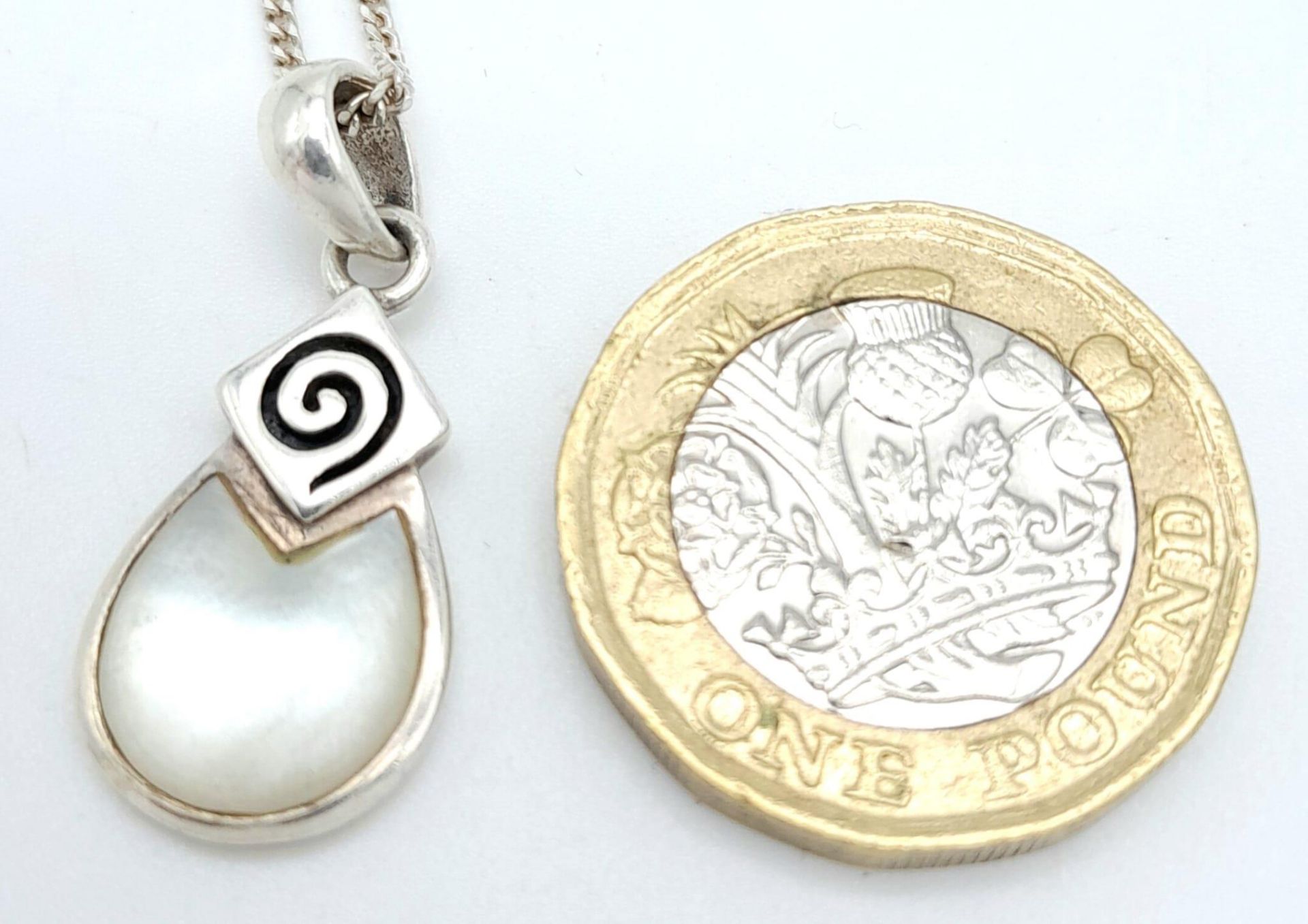 A 925 silver Mother of Pearl pendant on silver chain. Total weight4.9G. Total length 44cm. - Bild 5 aus 7