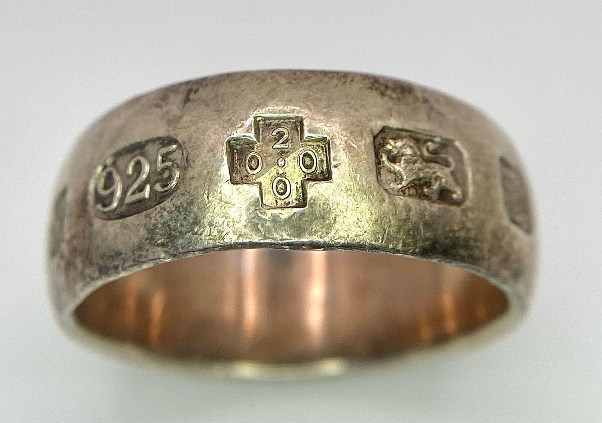 A vintage sterling silver band ring with full Sheffield Millennium hallmarks. Total weight 8.88G. - Image 3 of 7