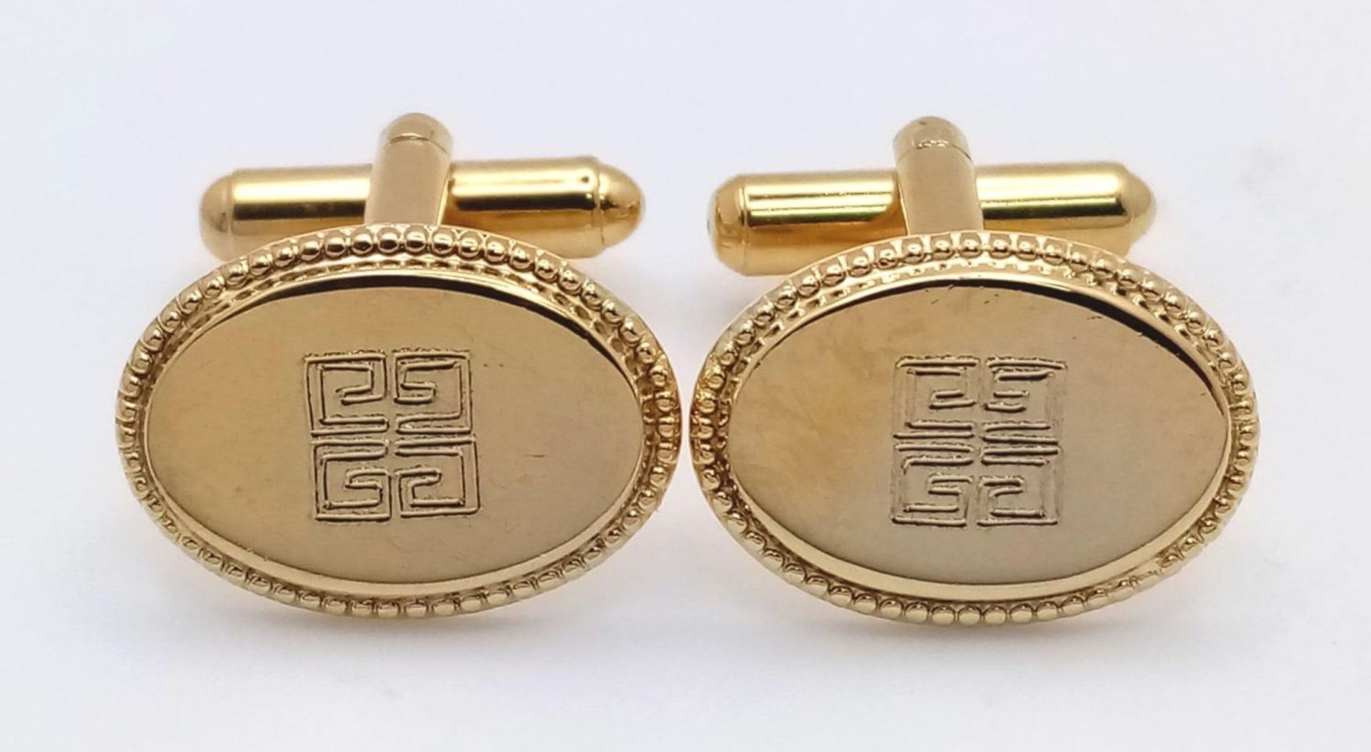 An Excellent Condition Pair of Vintage Givenchy Gold Tone Cufflinks in Original Box. Lever Action, - Bild 3 aus 8
