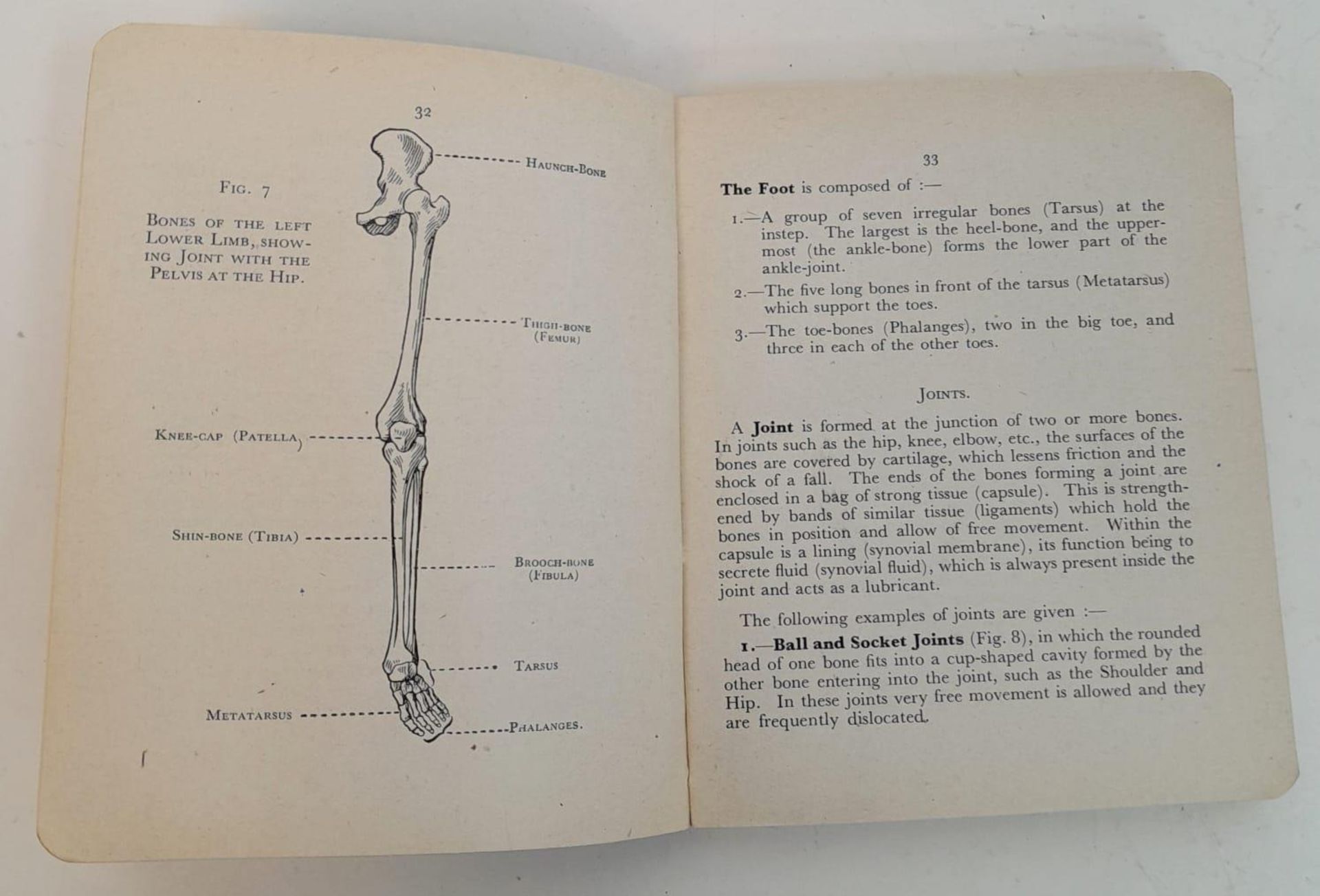 A FIRST AID TO THE INJURED book produced by the St John Ambulance Association, 1943 Edition. - Bild 3 aus 3