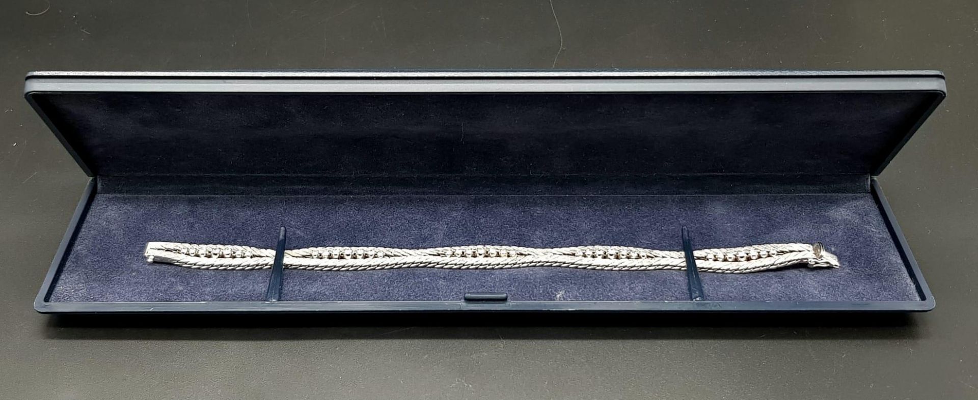 A Head-Turning 18K White Gold and Diamond Bracelet. Five waves of double-ended graduating - Bild 13 aus 13