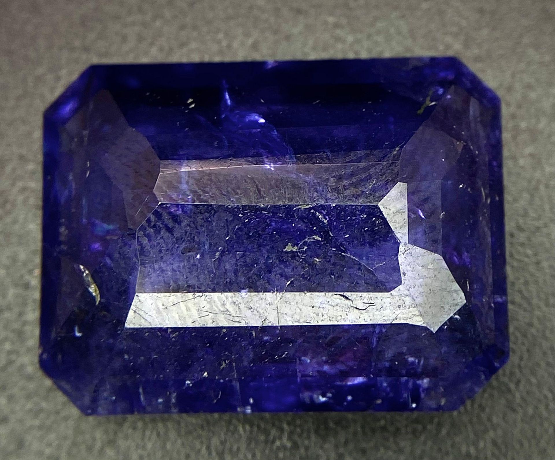 A 20.67ct Faceted Tanzanite Gemstone. Comes with the GFCO Certificate. Very Rare Large Size - Image 3 of 5