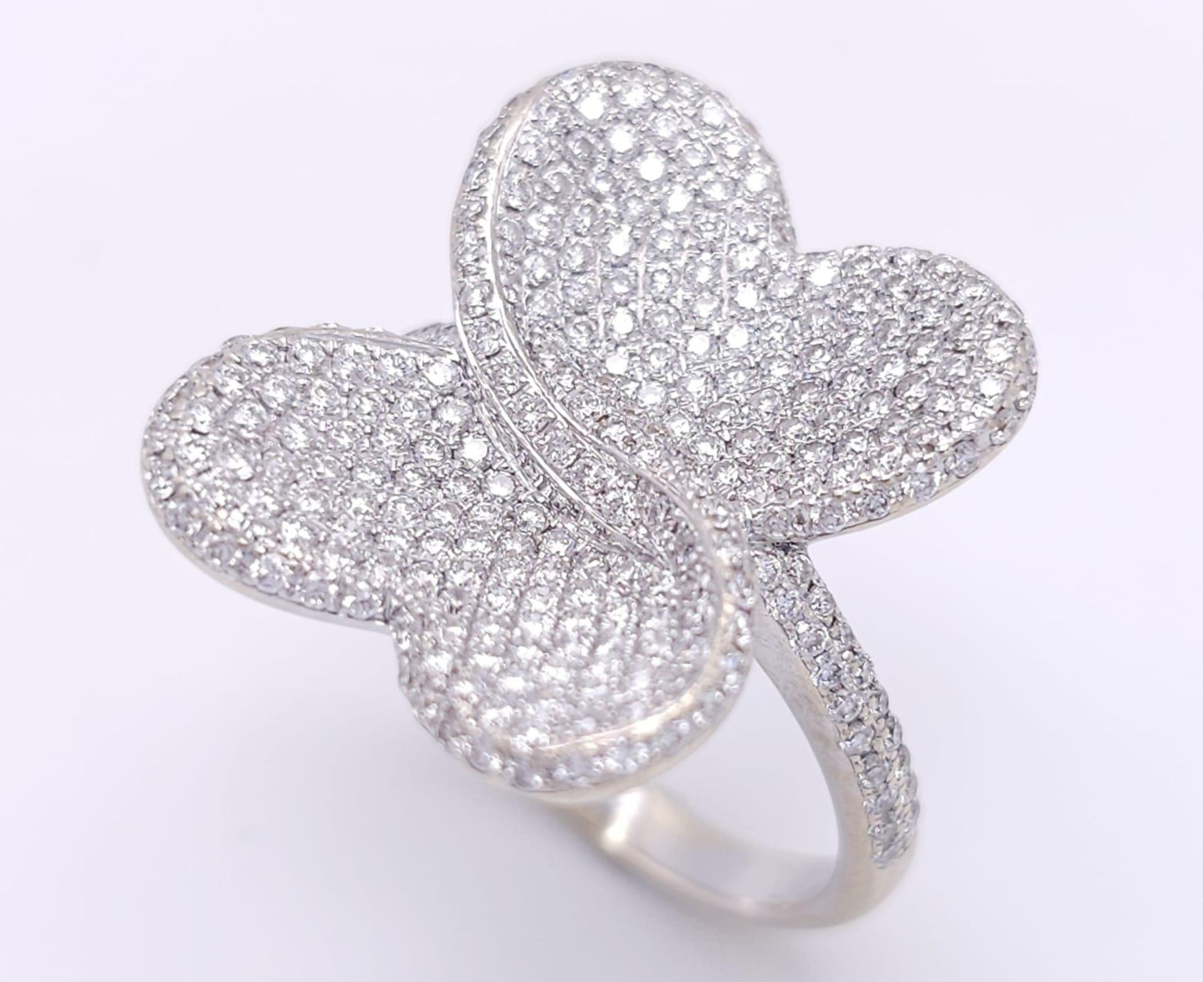 A show stopping 18 K white gold ring with a large pave diamond butterfly top, size: P, weight: 8 g