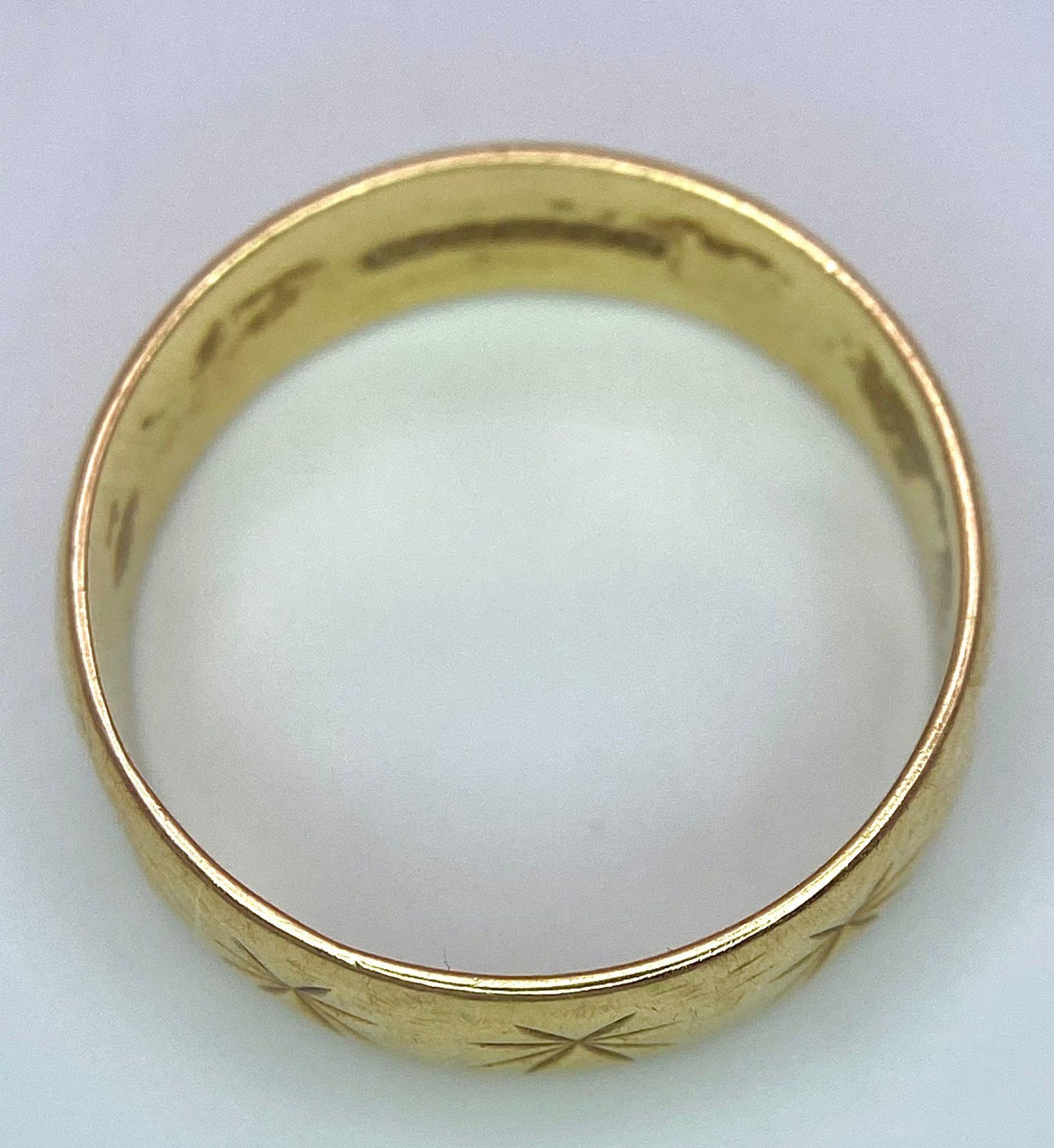 A Vintage 9K Yellow Gold Band Ring with Star Decoration. 5mm width. Size M. 2.8g weight. - Image 5 of 6