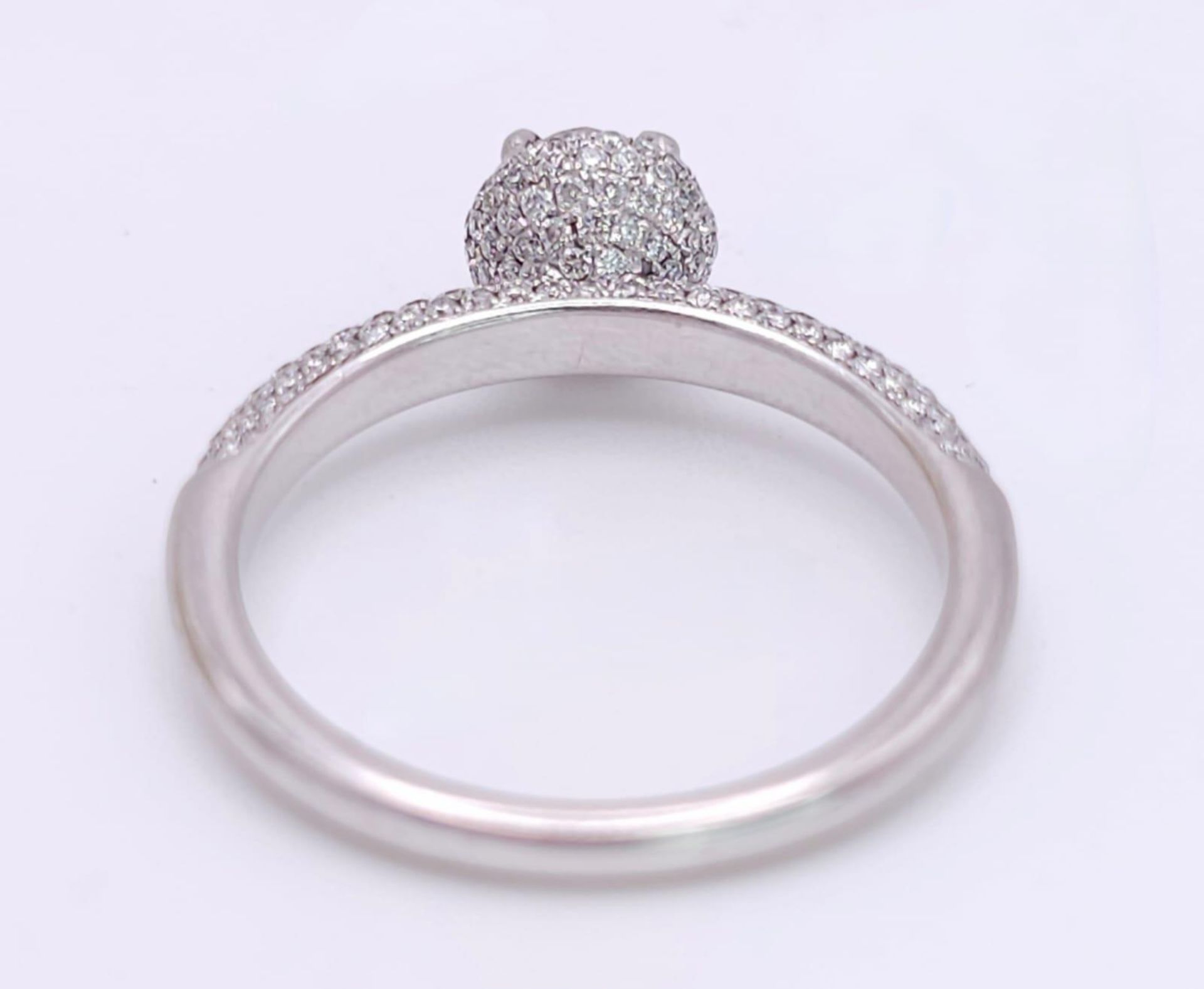 A 14K WHITE GOLD DIAMOND DIAMOND HALO RING WITH FULL SET SHOULDERS AND COLLET. 1.10CT. 2.9G. SIZE - Bild 5 aus 7