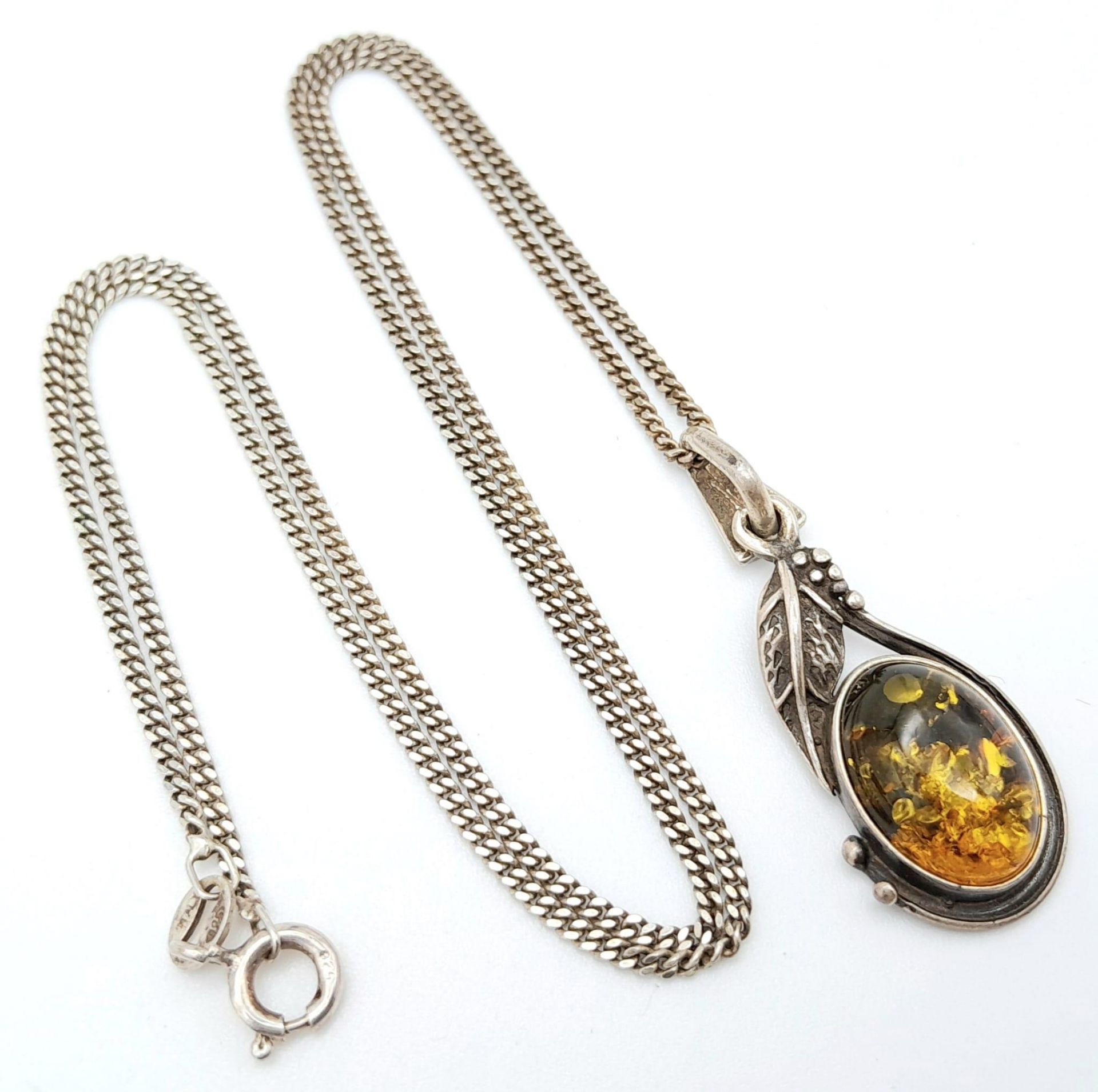 A matching set of 925 silver Amber jewellery include a pair of earrings and a pendant on silver - Bild 2 aus 13