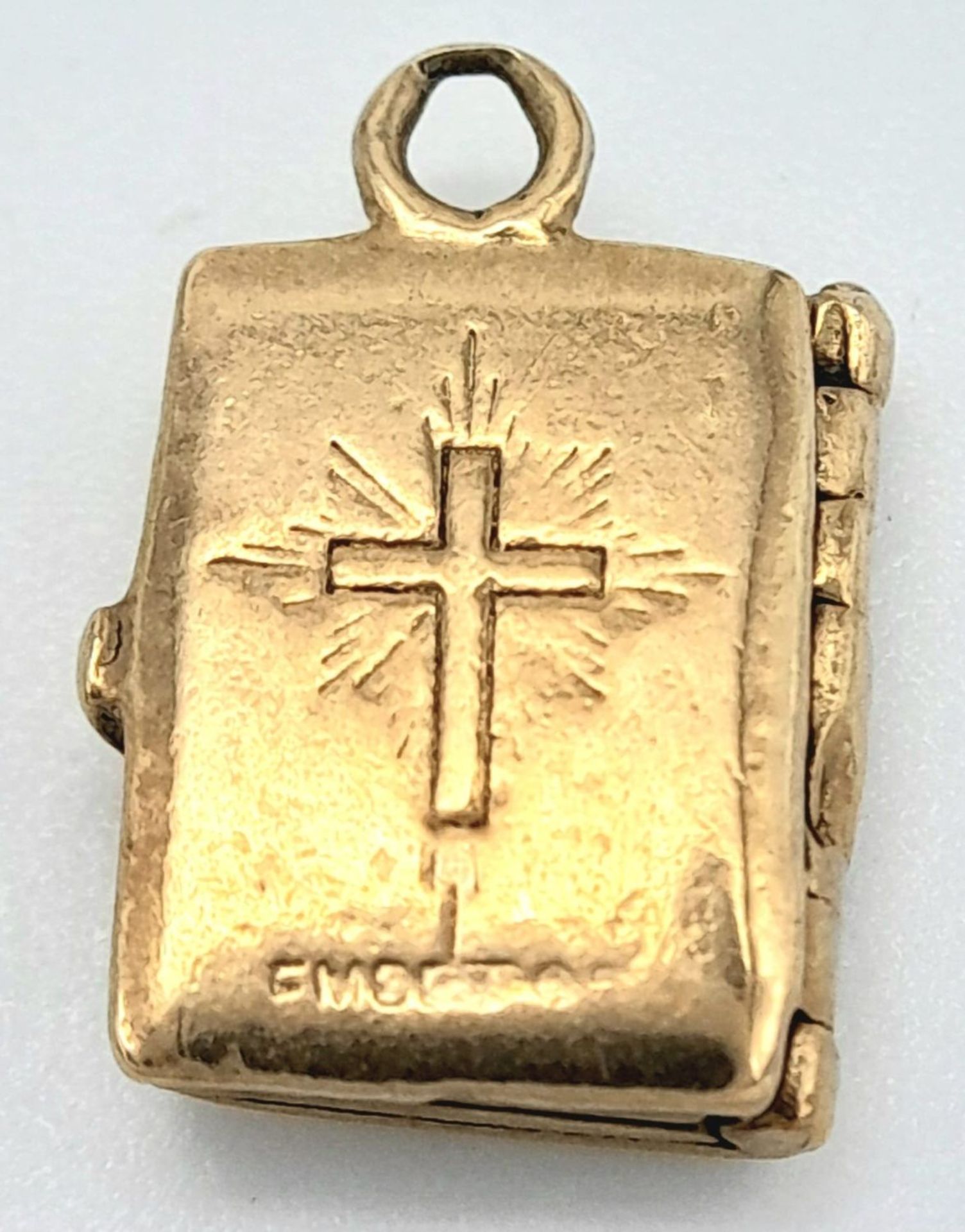 A 9K Yellow Gold Holy Bible Pendant/Charm. 15mm. 4g - Image 2 of 5