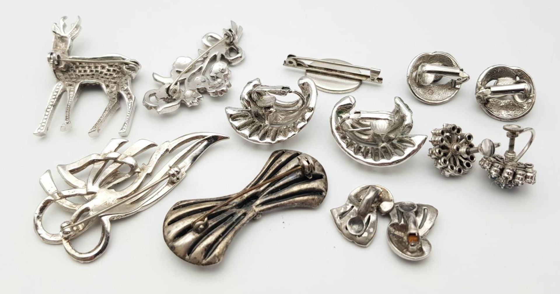 An Art Deco Style White Metal Jewellery Lot. Comprising of four pairs of earrings, and five - Image 12 of 14