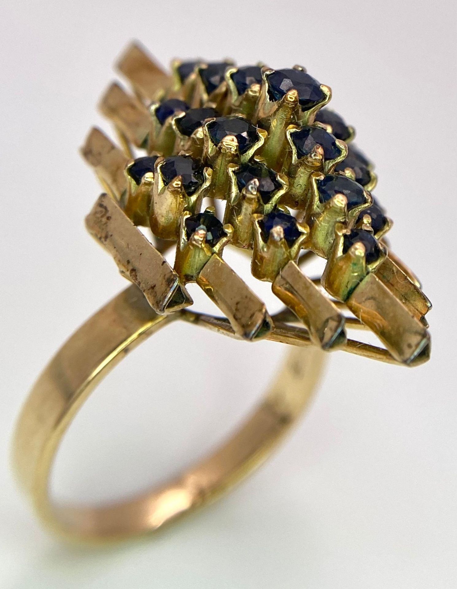 A vintage, 14 K yellow gold ring with a crown of Ceylon, round cut, vivid dark blue sapphires, - Image 3 of 6