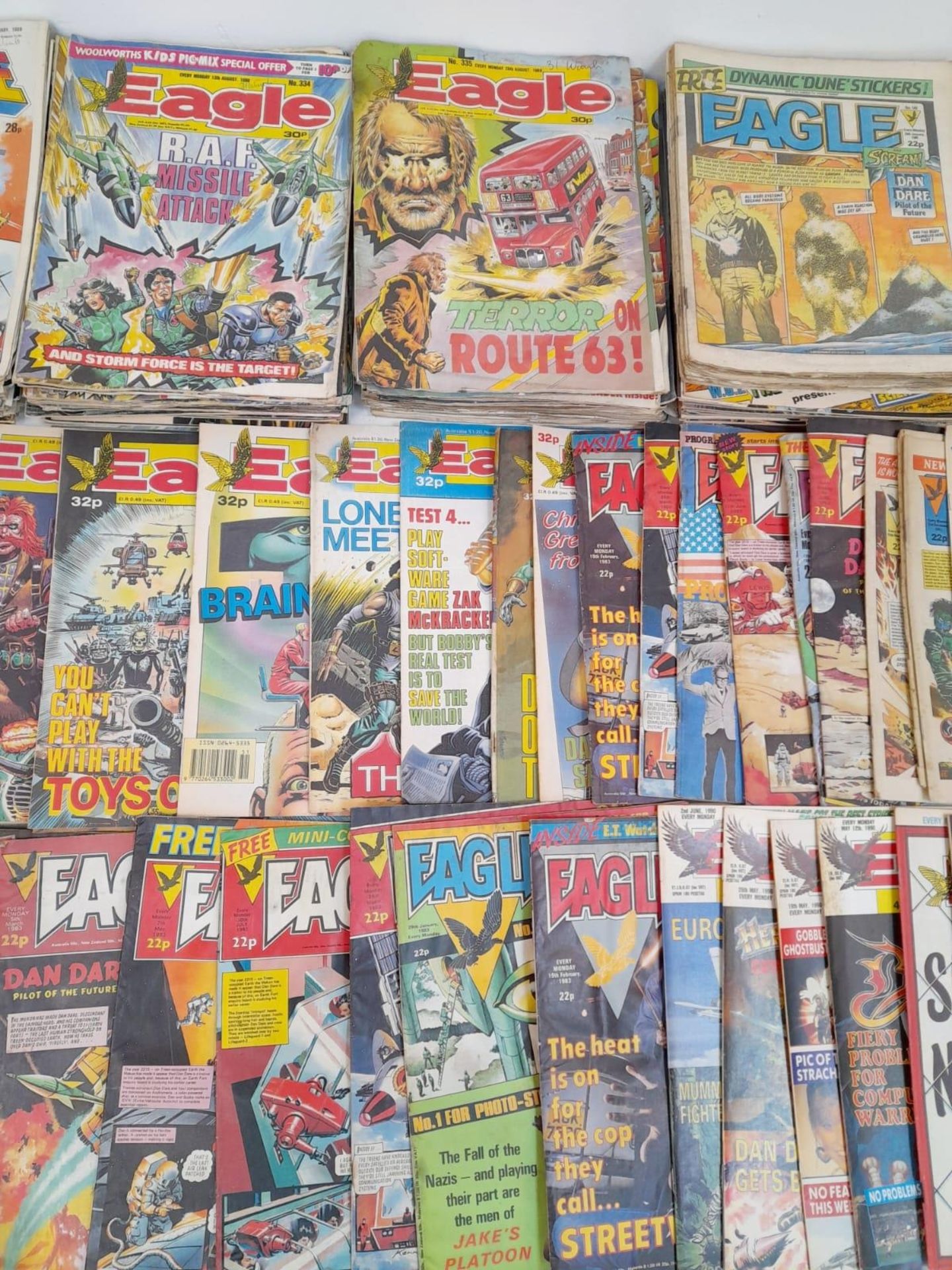 A Collection of Over 100 Vintage Eagle Comics. - Bild 4 aus 7