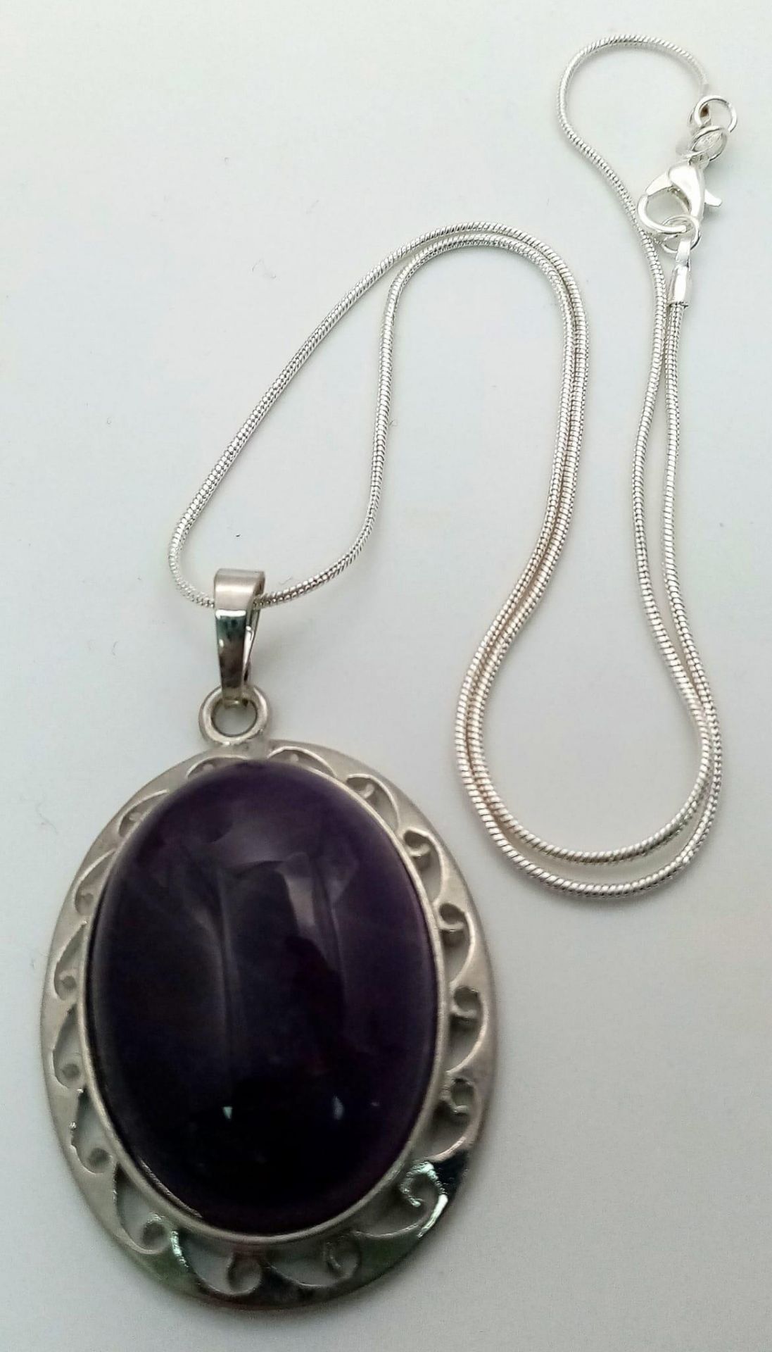 An Amethyst Oval Pendant on a 925 Silver Necklace. 5cm and 42cm. - Bild 2 aus 7