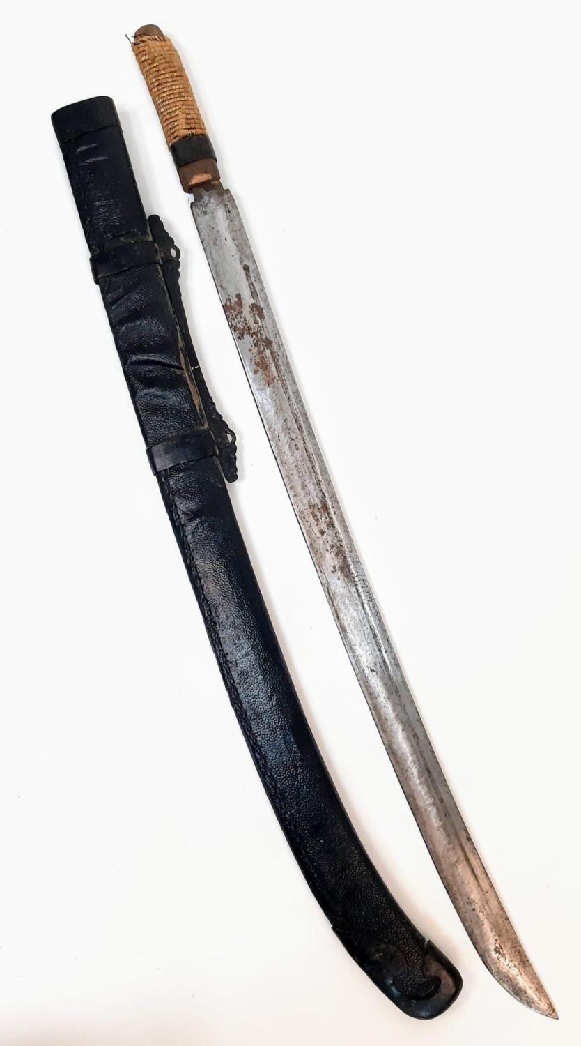 An Antique Heavy Curved Blade Oriental Sword in Leather Covered Wooden and Iron Sheath. Very Sharp - Image 3 of 16