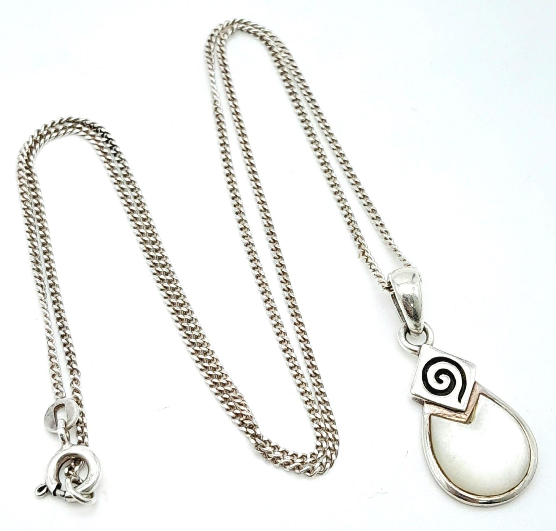 A 925 silver Mother of Pearl pendant on silver chain. Total weight4.9G. Total length 44cm.