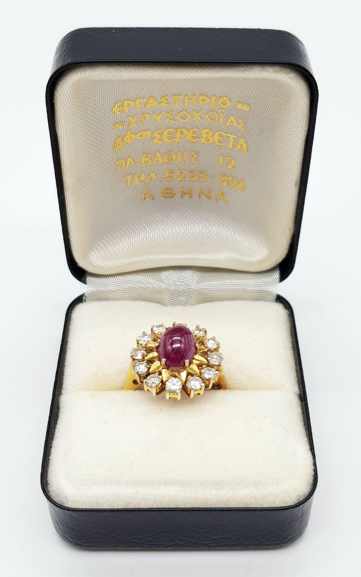 An 18K Gold (tested) Ruby and Diamond Ring. A 1.5ct high-grade ruby cabochon with a brilliant cut 12 - Bild 5 aus 6