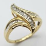 A 14K YELLOW GOLD DIAMOND SET FANCY TWIST RING. 0.20CT. 3.6G. SIZE O.