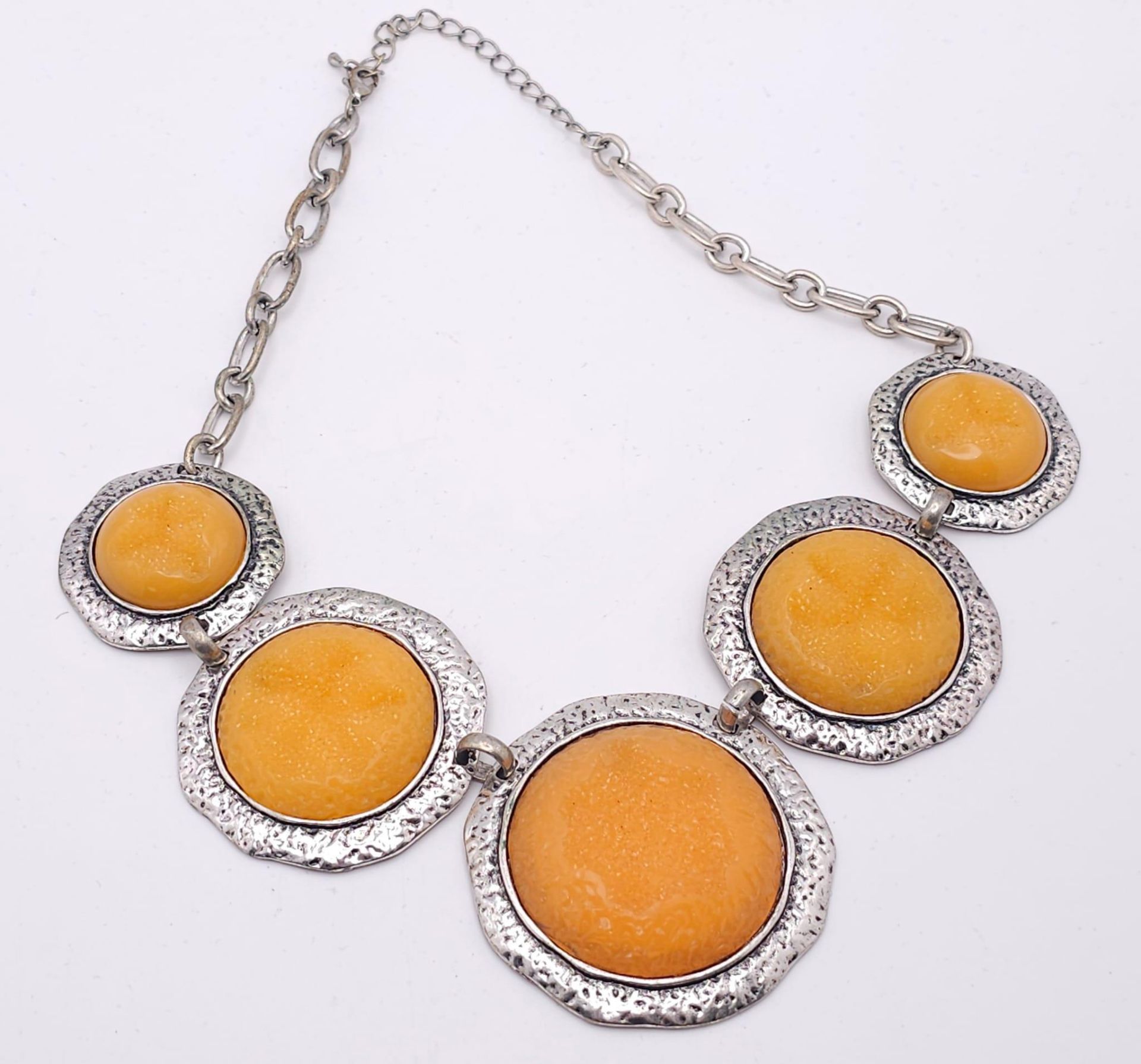 An Egg Yolk Amber Resin Necklace and Earrings Set. 46cm necklace. earrings - 5cm. - Image 3 of 13