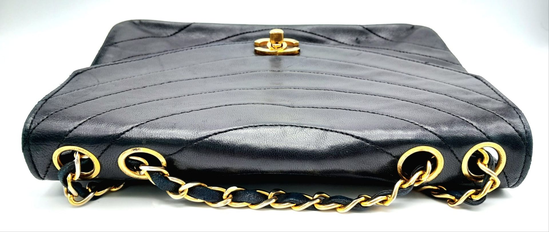 A Chanel (Coco Mark) Lambskin Single Flap Double Chain Bag. Gold tone hardware including CC clasp. - Bild 4 aus 10