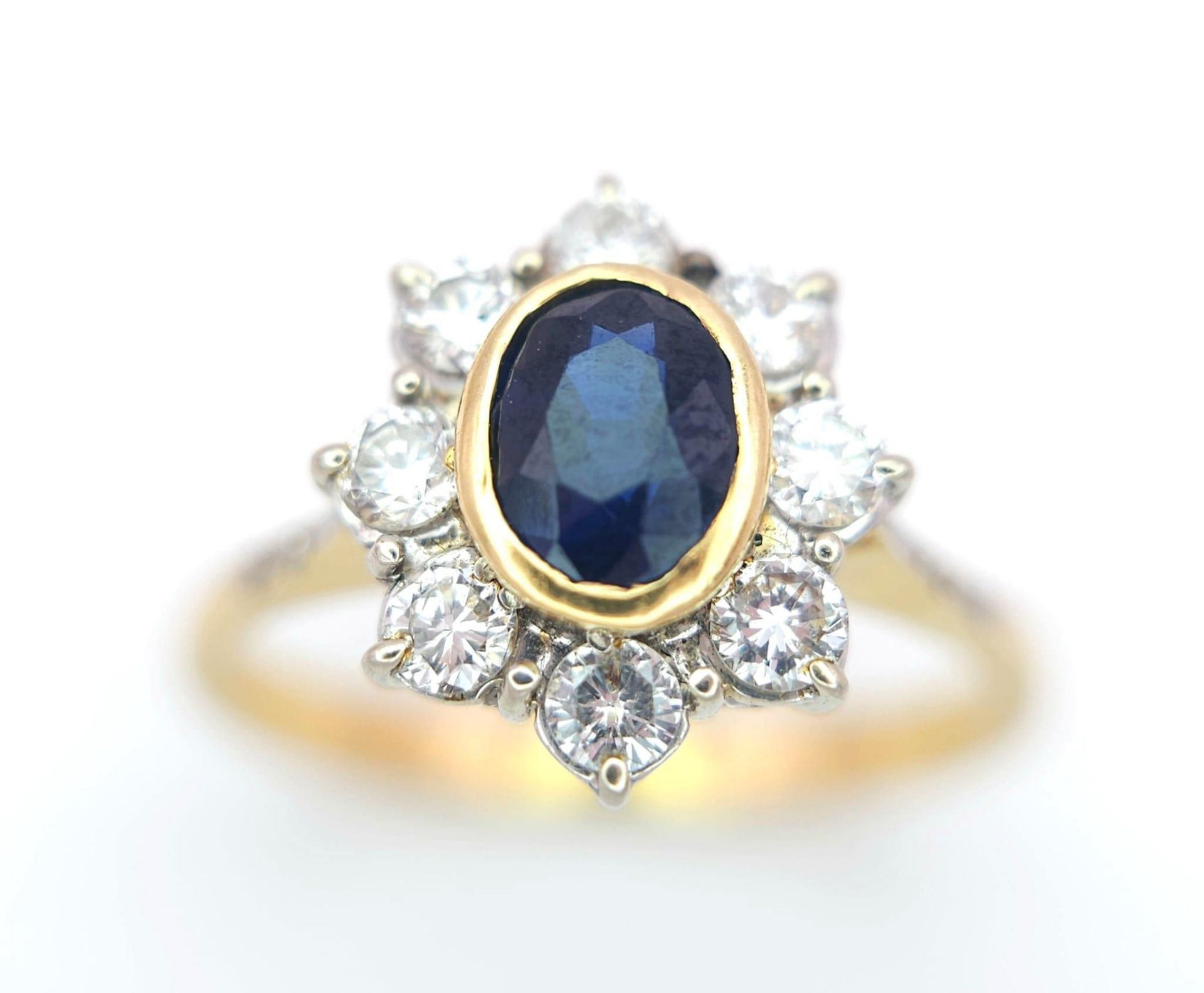 AN 18K YELLOW GOLD DIAMOND & SAPPHIRE CLUSTER RING. 0.60CTW ROUND BRIILIANT CUT DIMAONDS & 0.80CT - Bild 3 aus 7