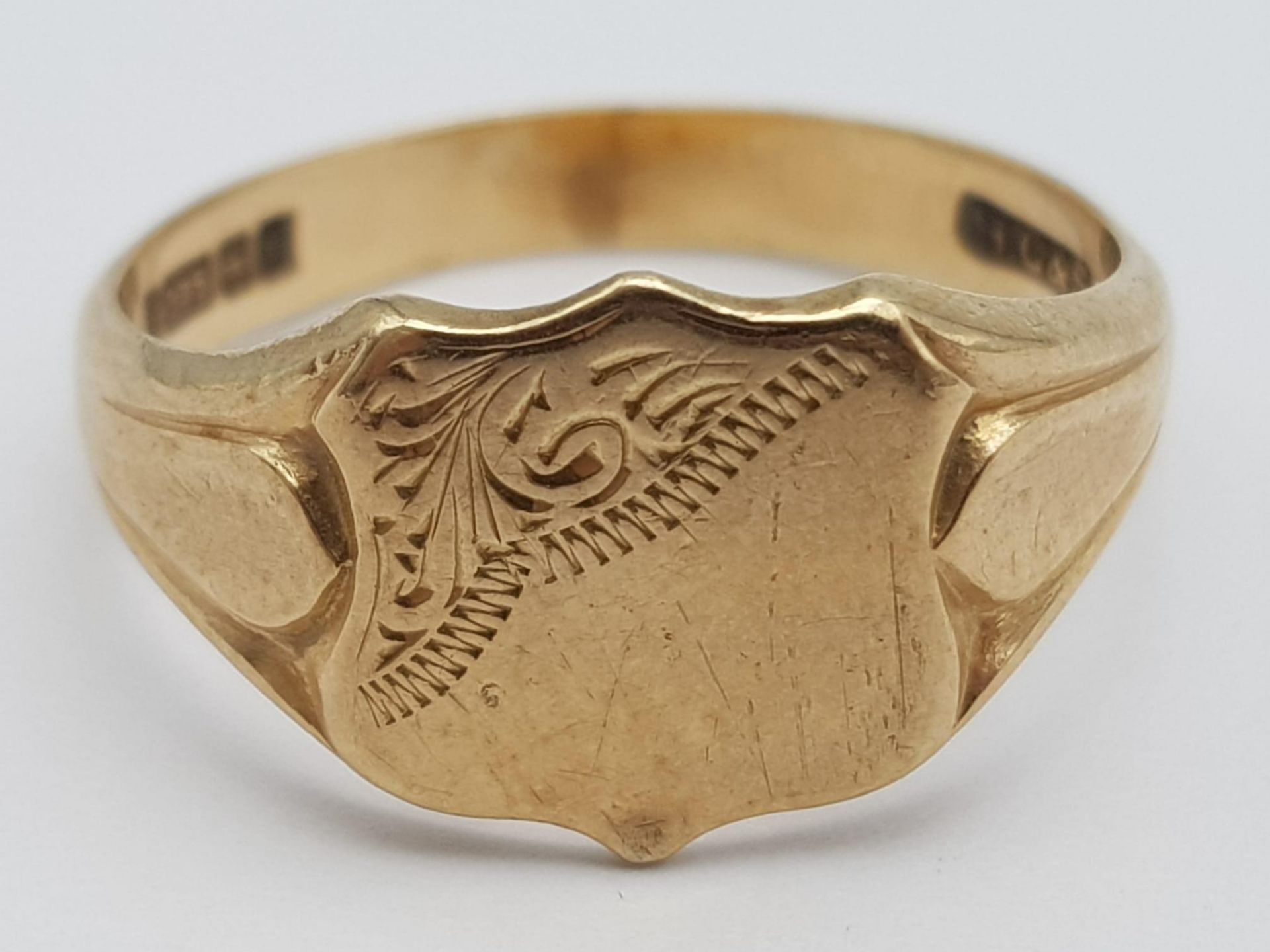A Vintage 9K Yellow Gold Signet Ring. Full UK hallmarks. Size R. 3.94g weight. - Image 2 of 7