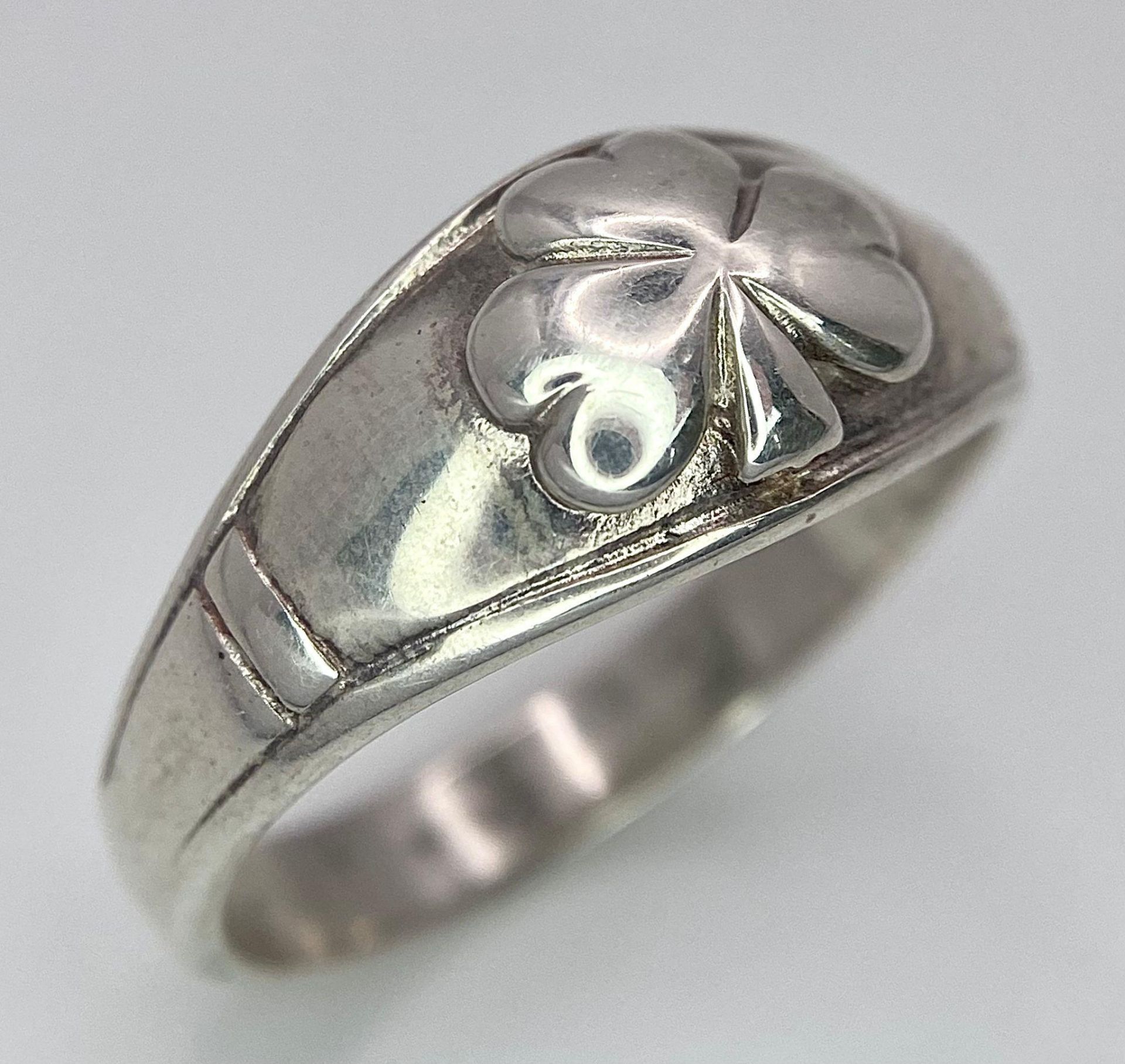 A STERLING SILVER 3 LEAF CLOVER IRISH LUCK RING, WEIGHT 4.7G SIZE U - Bild 4 aus 10