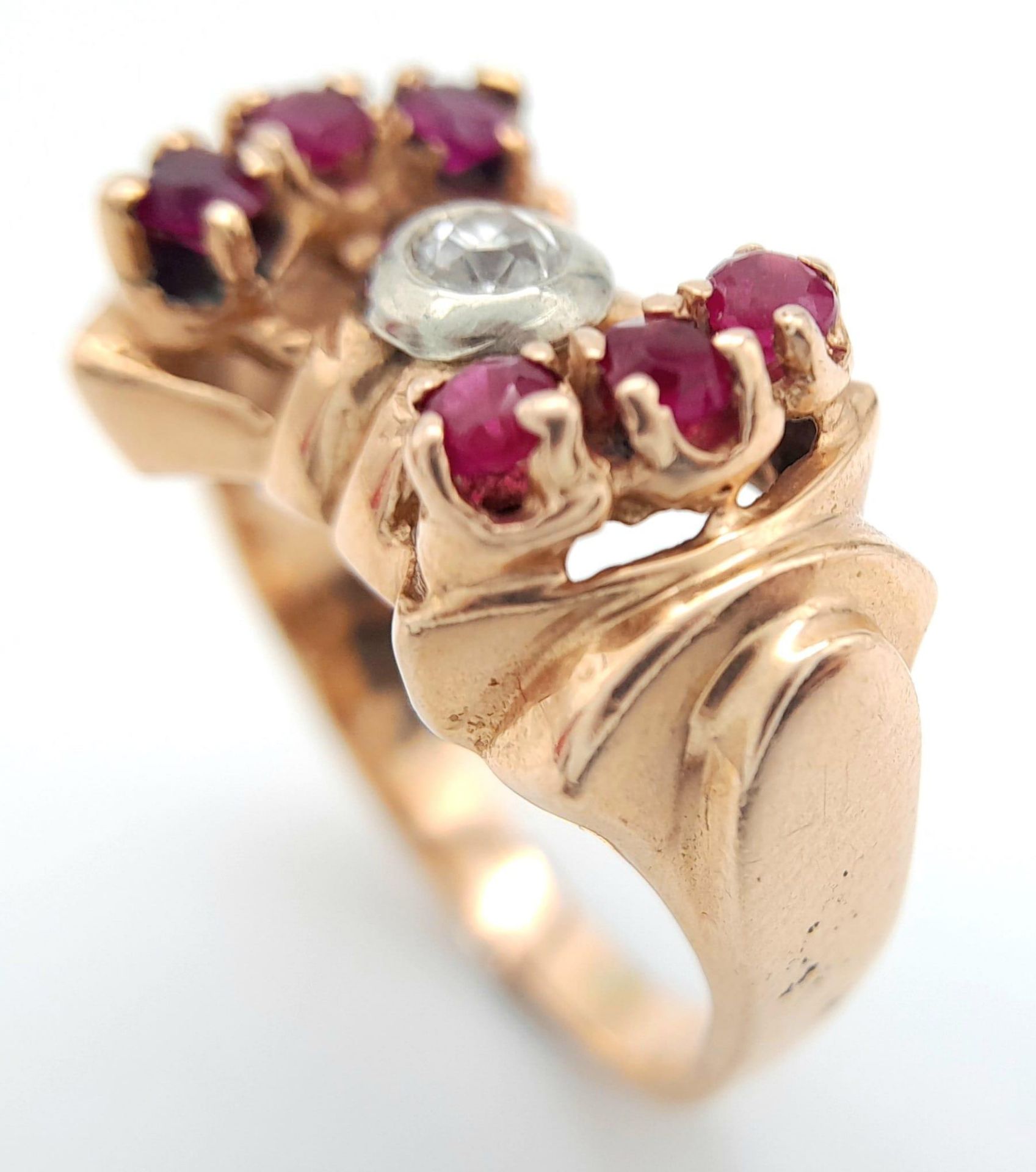 A 14K ROSE GOLD DESIGNER RING WITH CENTRAL DIAMOND FLANKED BY RUBIES . 8.1gms size L - Image 5 of 7