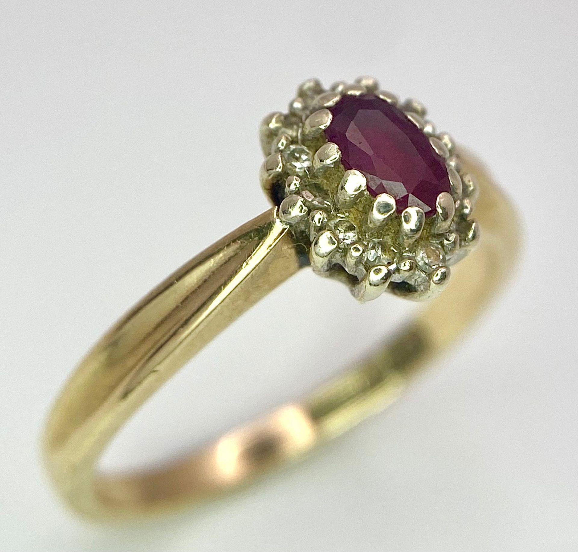A Vintage 9K Yellow Gold Diamond and Ruby Ring. Central oval diamond with diamond surround. Size - Bild 4 aus 6