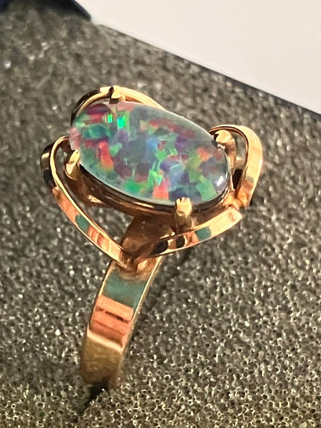 Stunning 9 carat GOLD, BLACK OPAL RING. Having a Black Fire Streak Opal set to top in Cathedral - Image 6 of 6