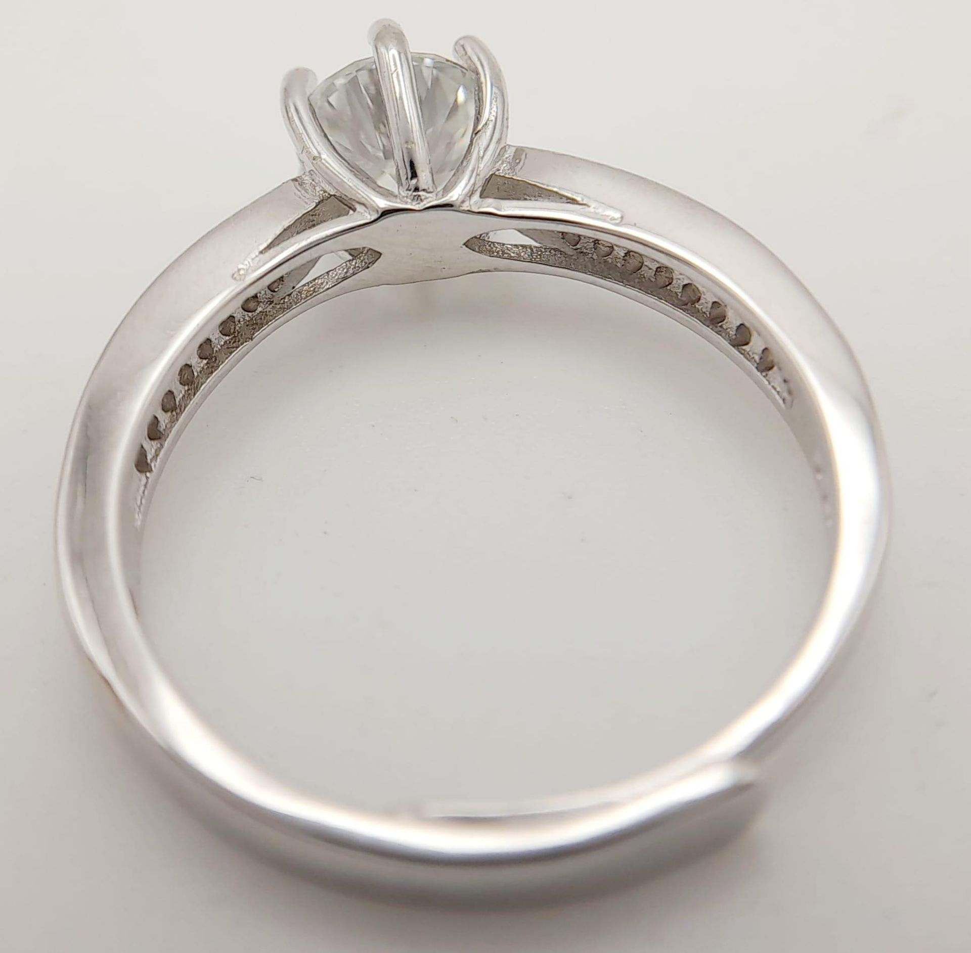 A sterling silver ring with a round cut moissanite (1 carat) and two bands of moissanites on each - Bild 8 aus 9