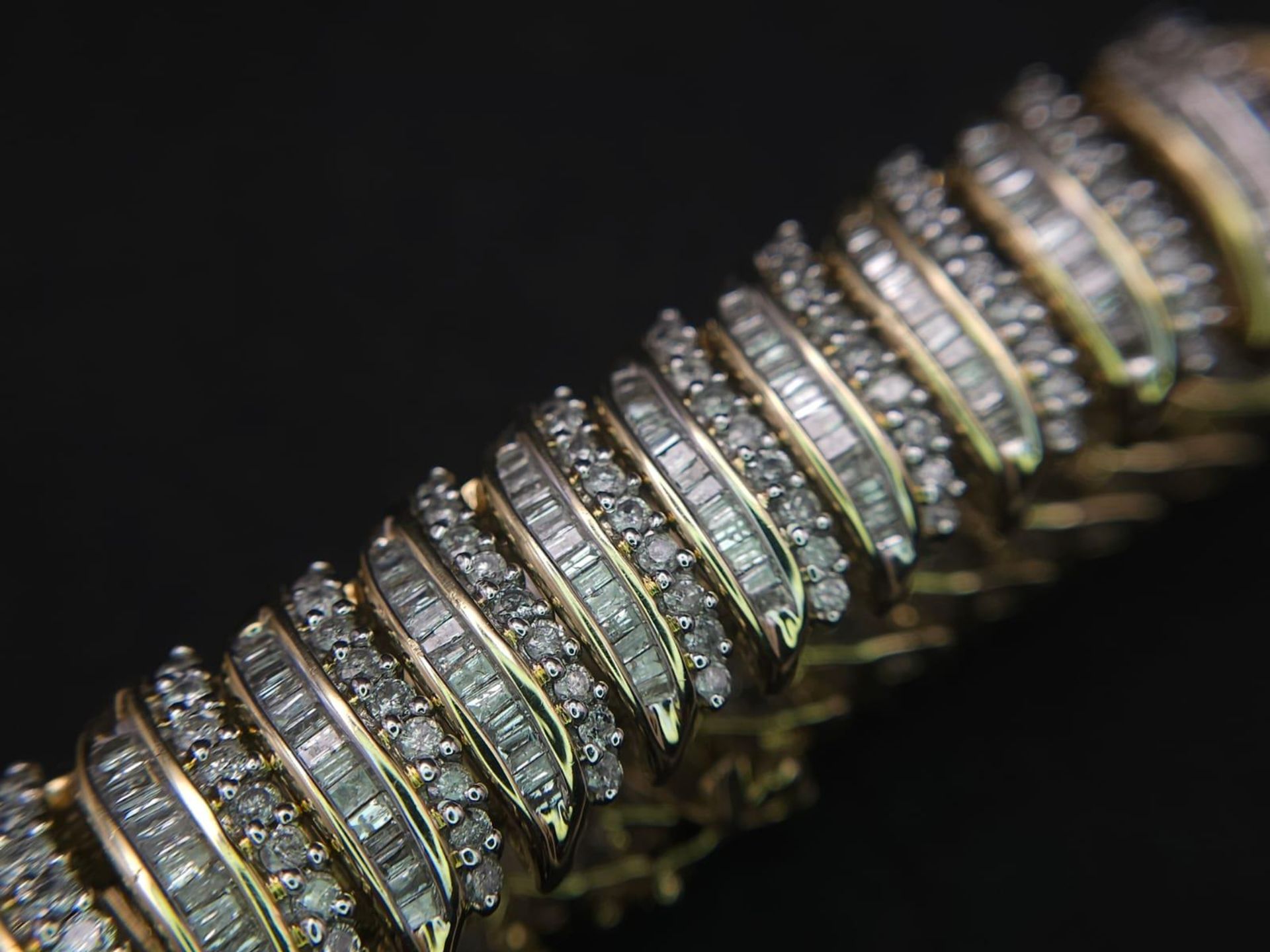 A BEAUTIFUL HEAD-TURNING 14K YELLOW GOLD DIAMOND TENNIS BRACELET WITH A MIXTURE OF ROUND AND - Image 5 of 10