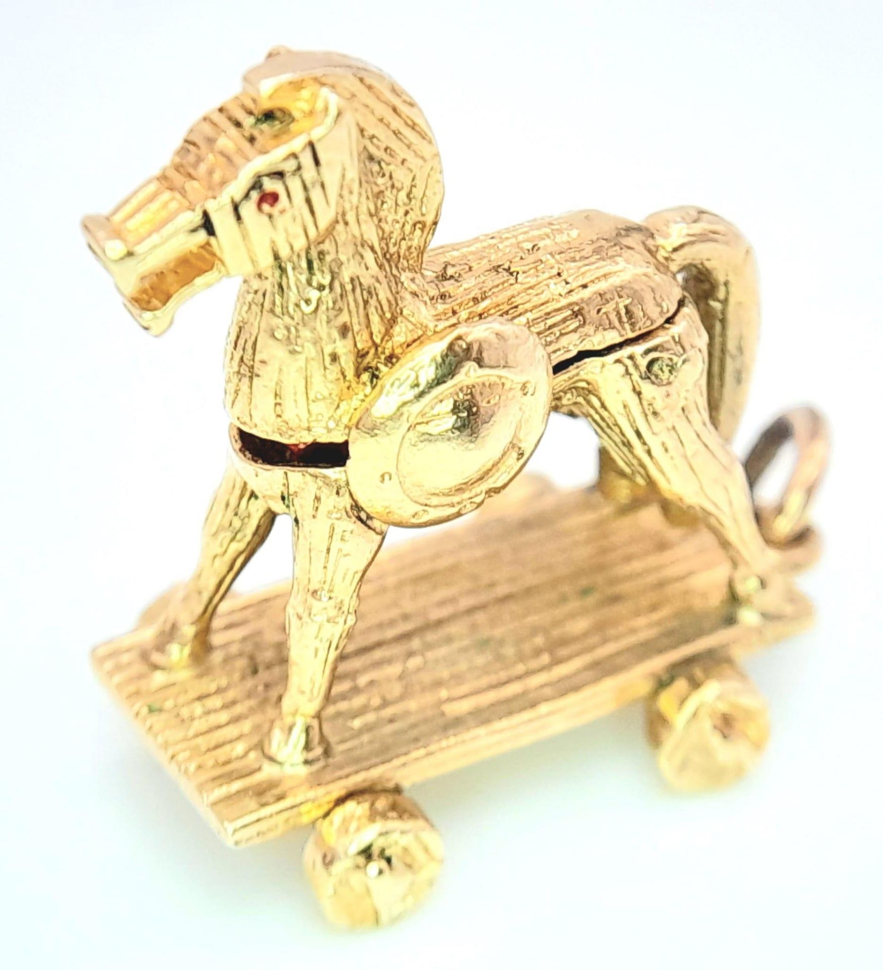 A 9K Yellow Gold Hobby Horse Charm. Opens to reveal soldiers. 2.4cm x 2.3cm, 5.8g total weight. Ref: