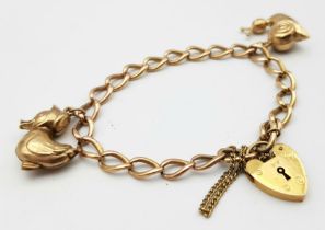 A vintage 9 K rose gold chain bracelet with a padlock clasp and two chams (a snail and a duck). Good